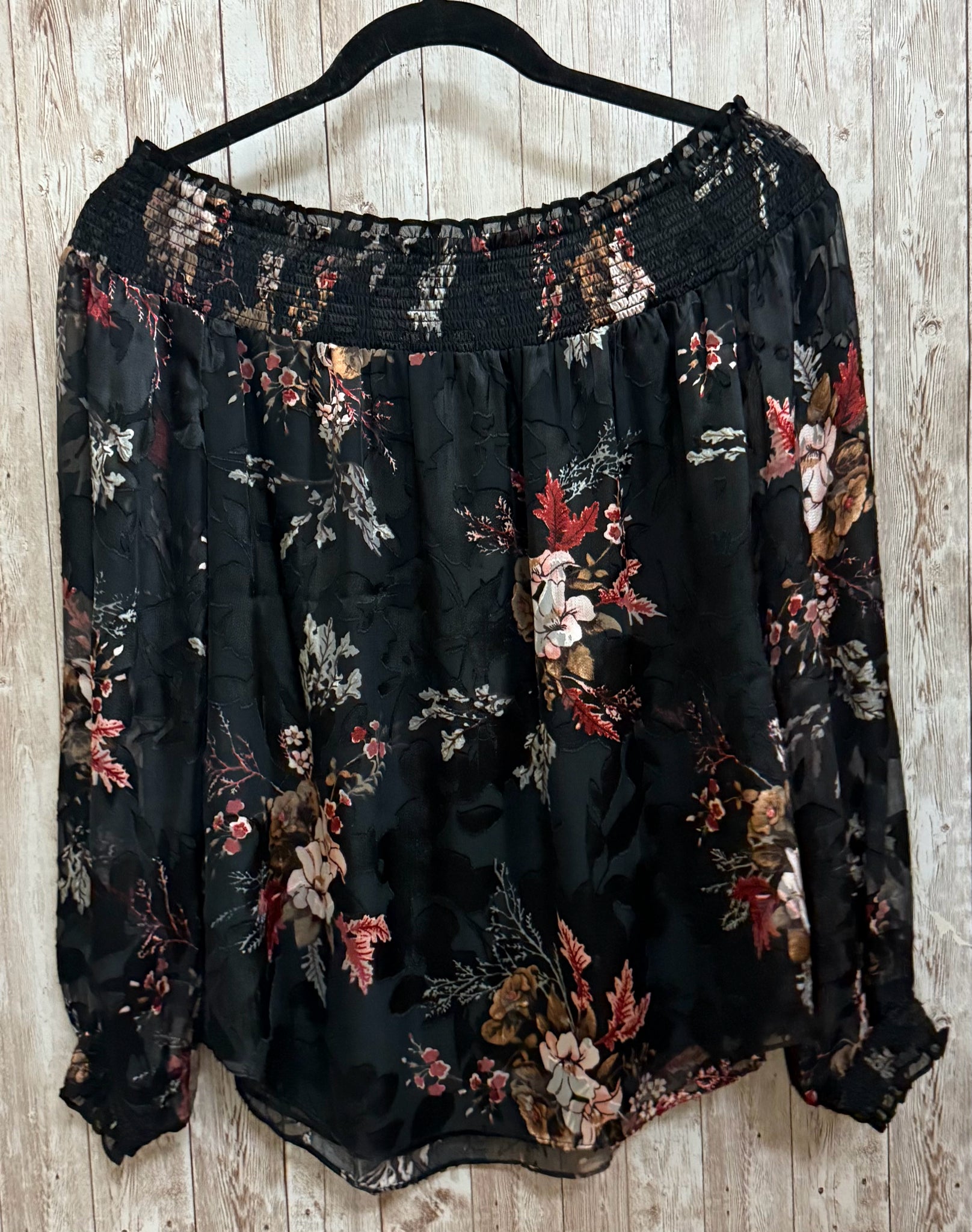 Size S WHITEHOUSE/BLACK MKT BLACK FLORAL Top
