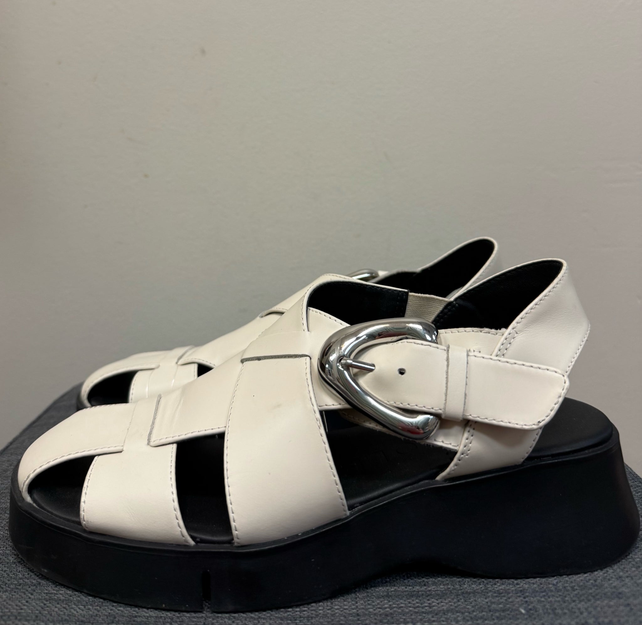 8 AEROSOLES Cream Sandals
