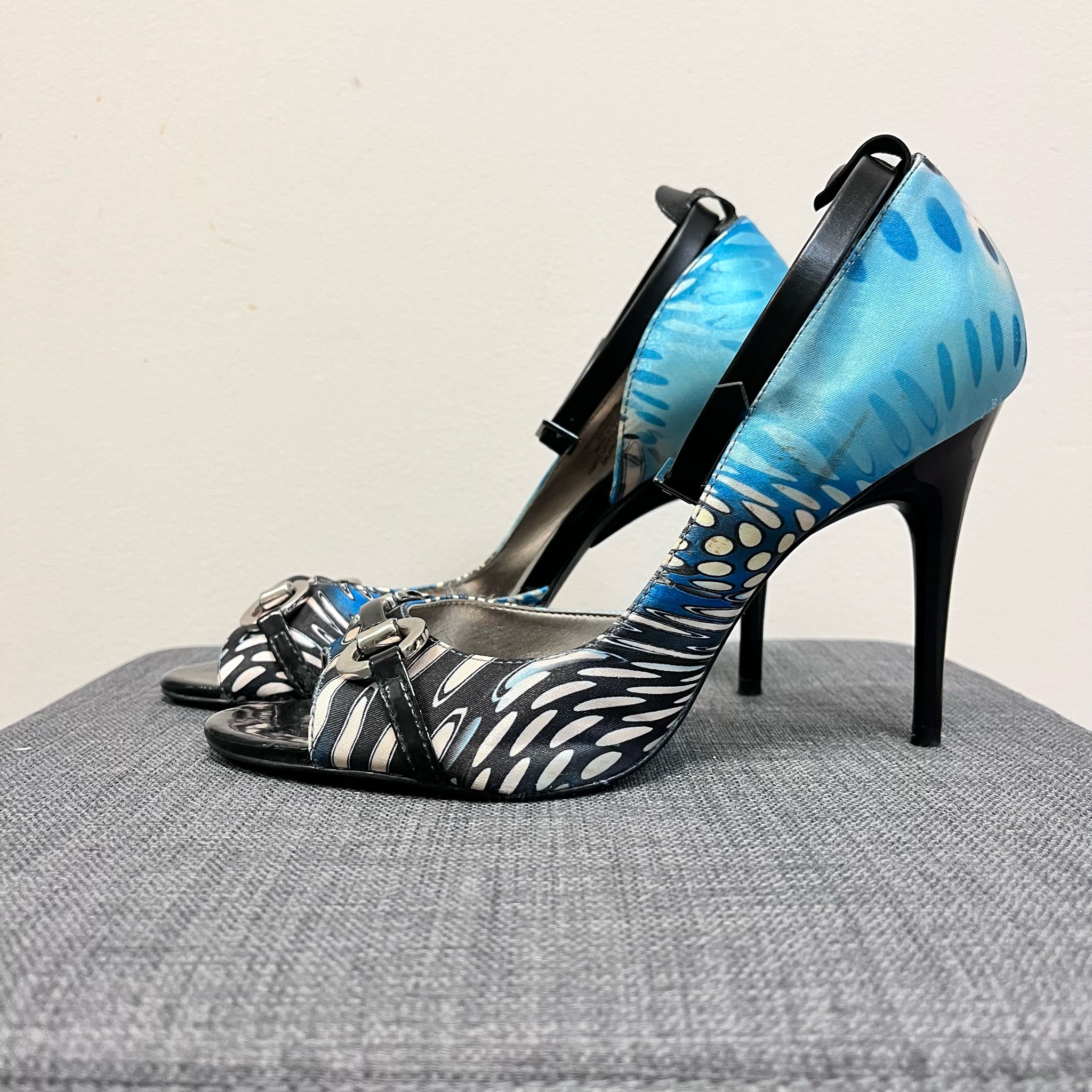 CARLOS 8.5 BLACK AND BLUE SHOES