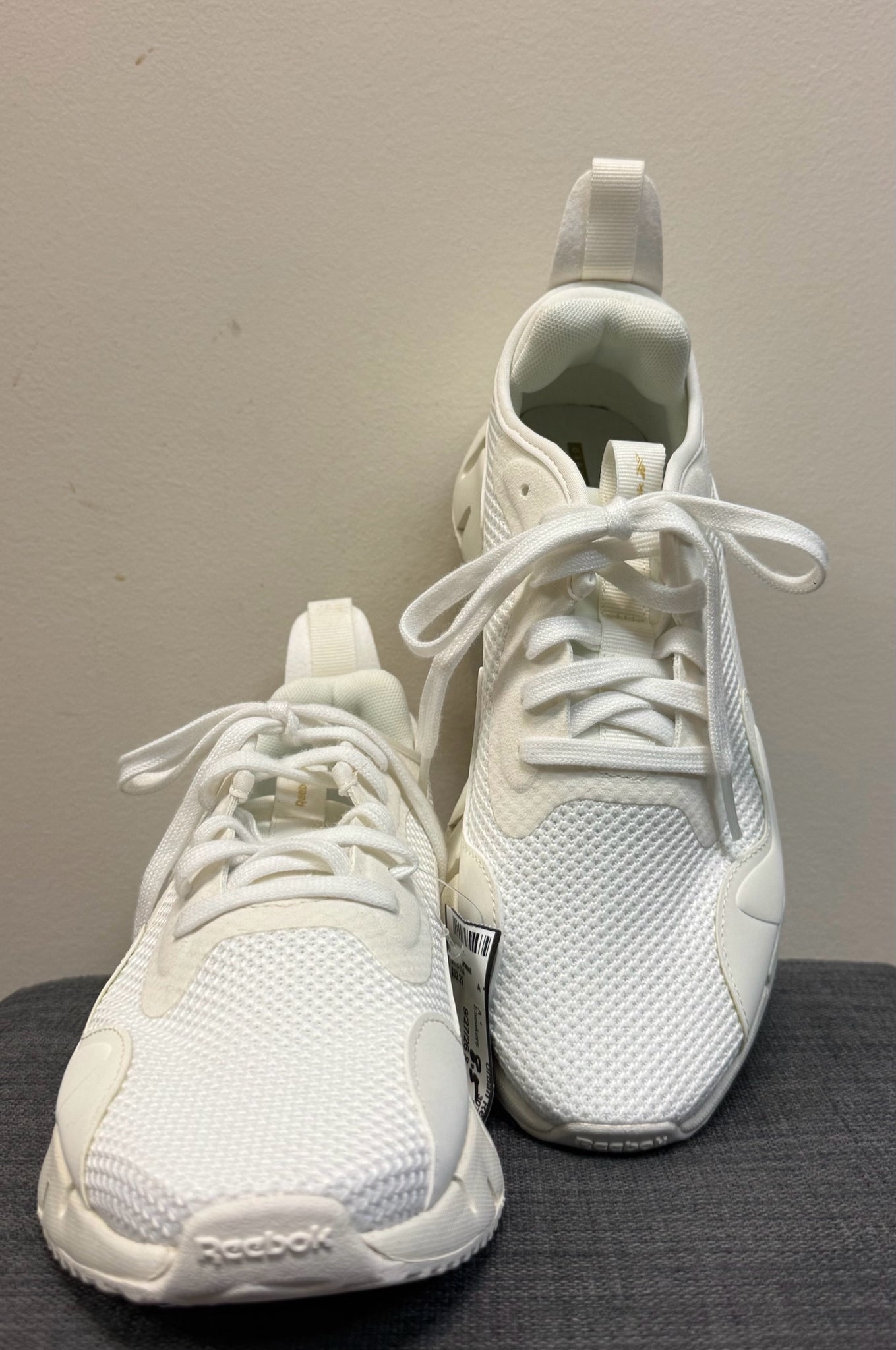 8.5 REEBOK Cream Sneakers