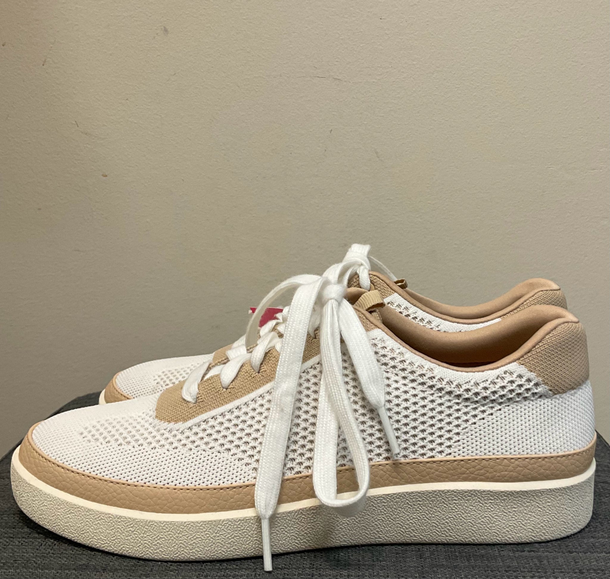 8 VIONIC WHITE AND CREAM Sneakers