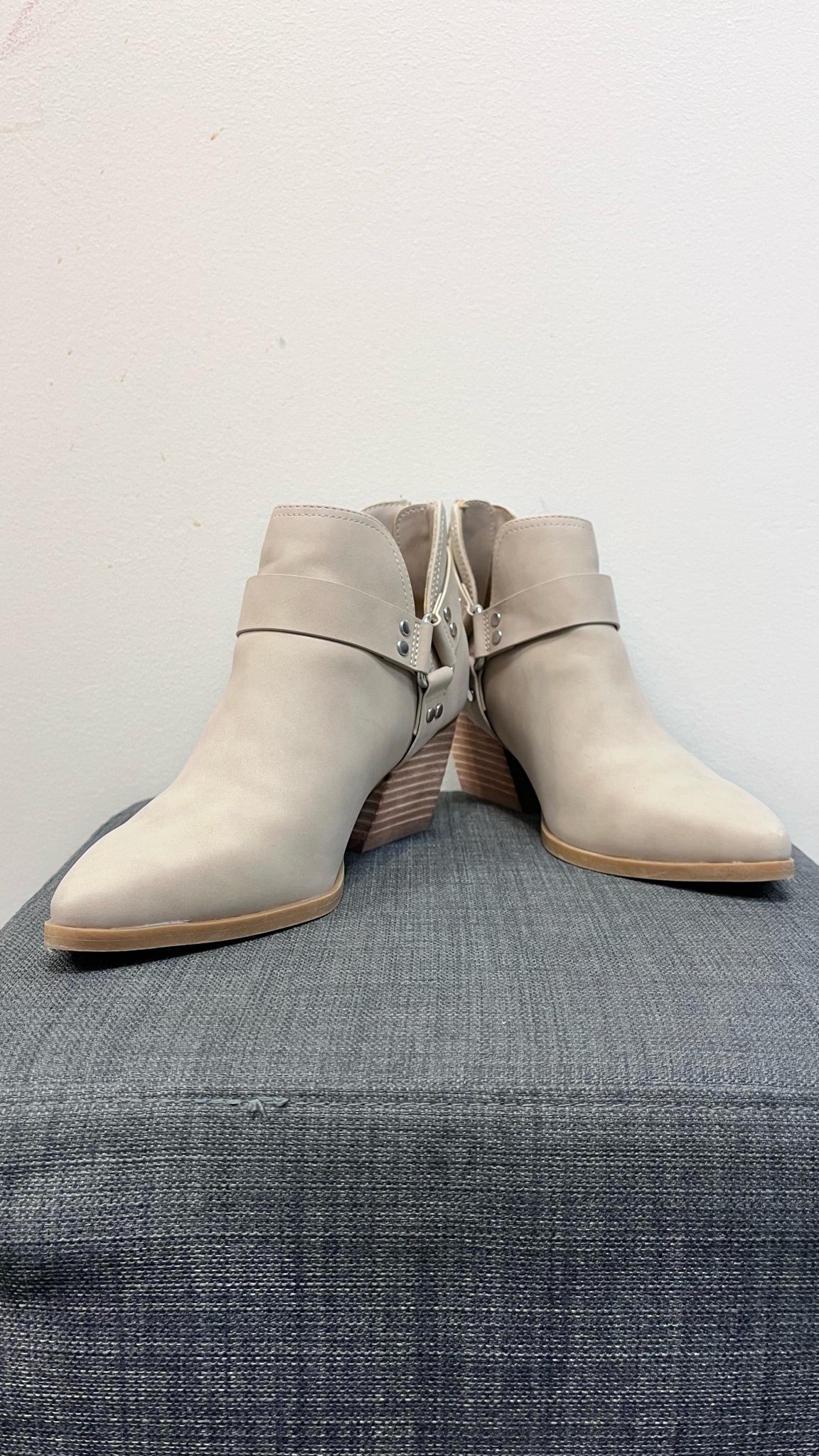 DV BY DOLCE VITA 7.5 SAND Boots