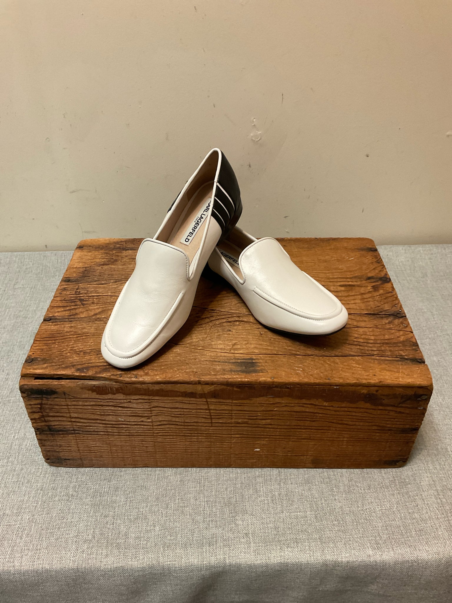 KARL LAGERFELD 8.5 WHITE & BLACK SHOES