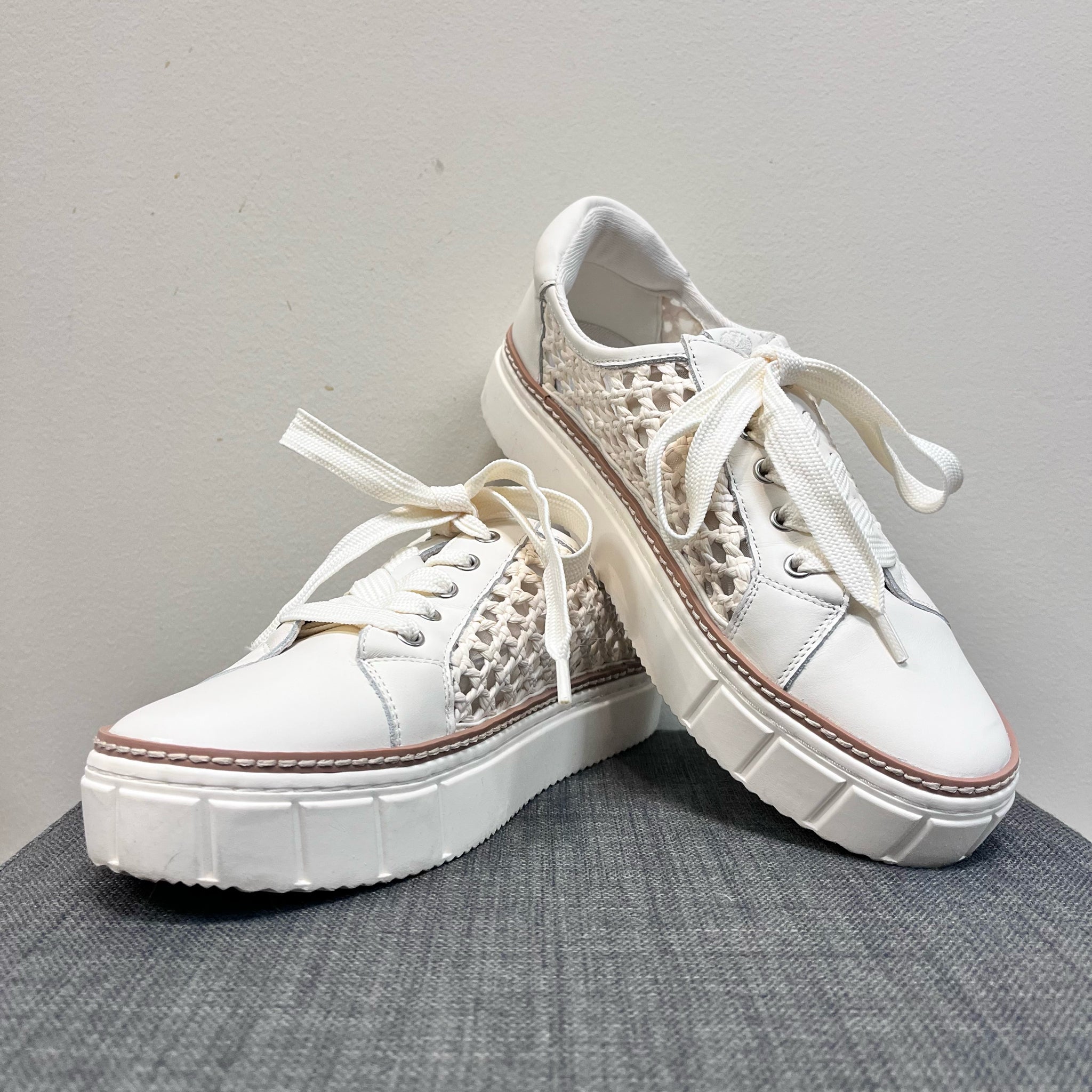VINCE CAMUTO 9 Cream SHOES