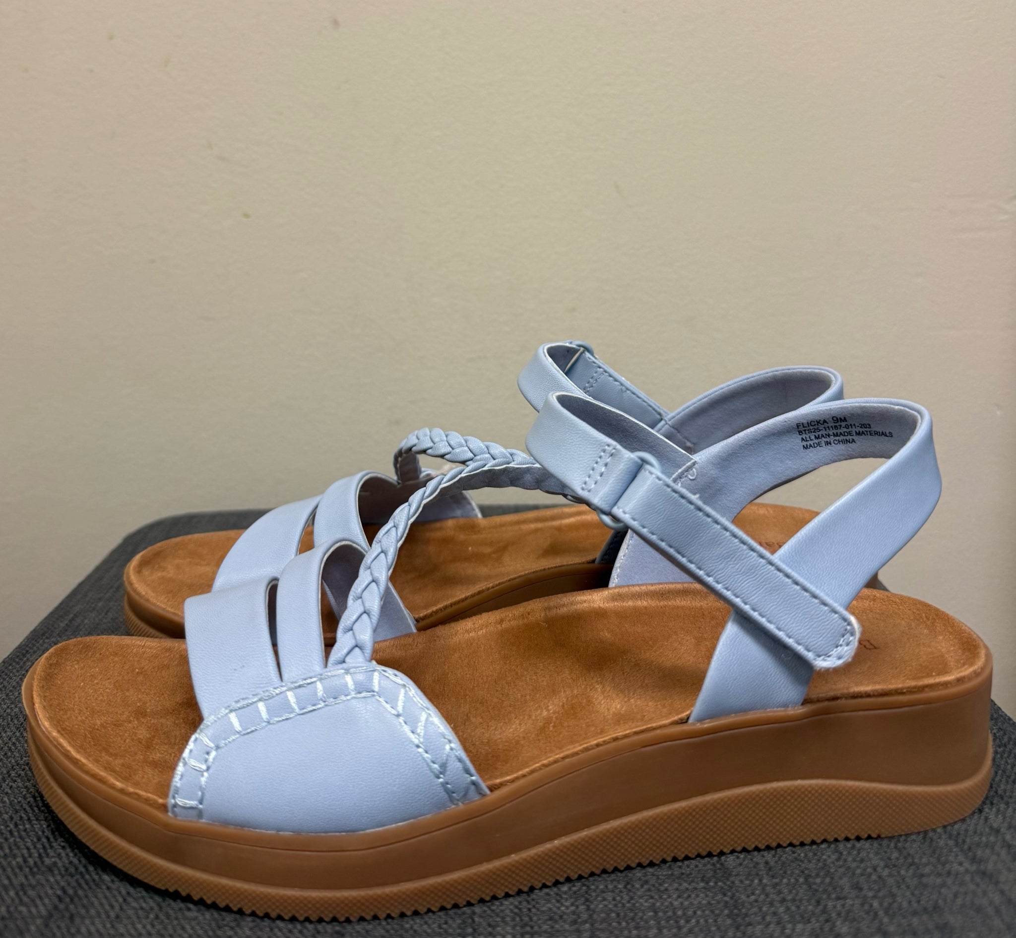 9 BARETRAPS Light Blue Sandals