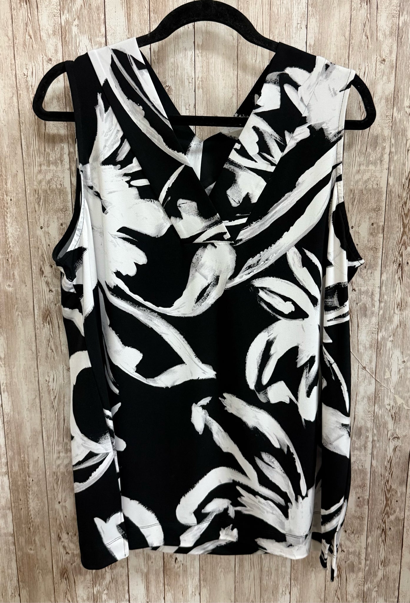 Size XL CHICO'S BLACK AND WHITE PRINT Top