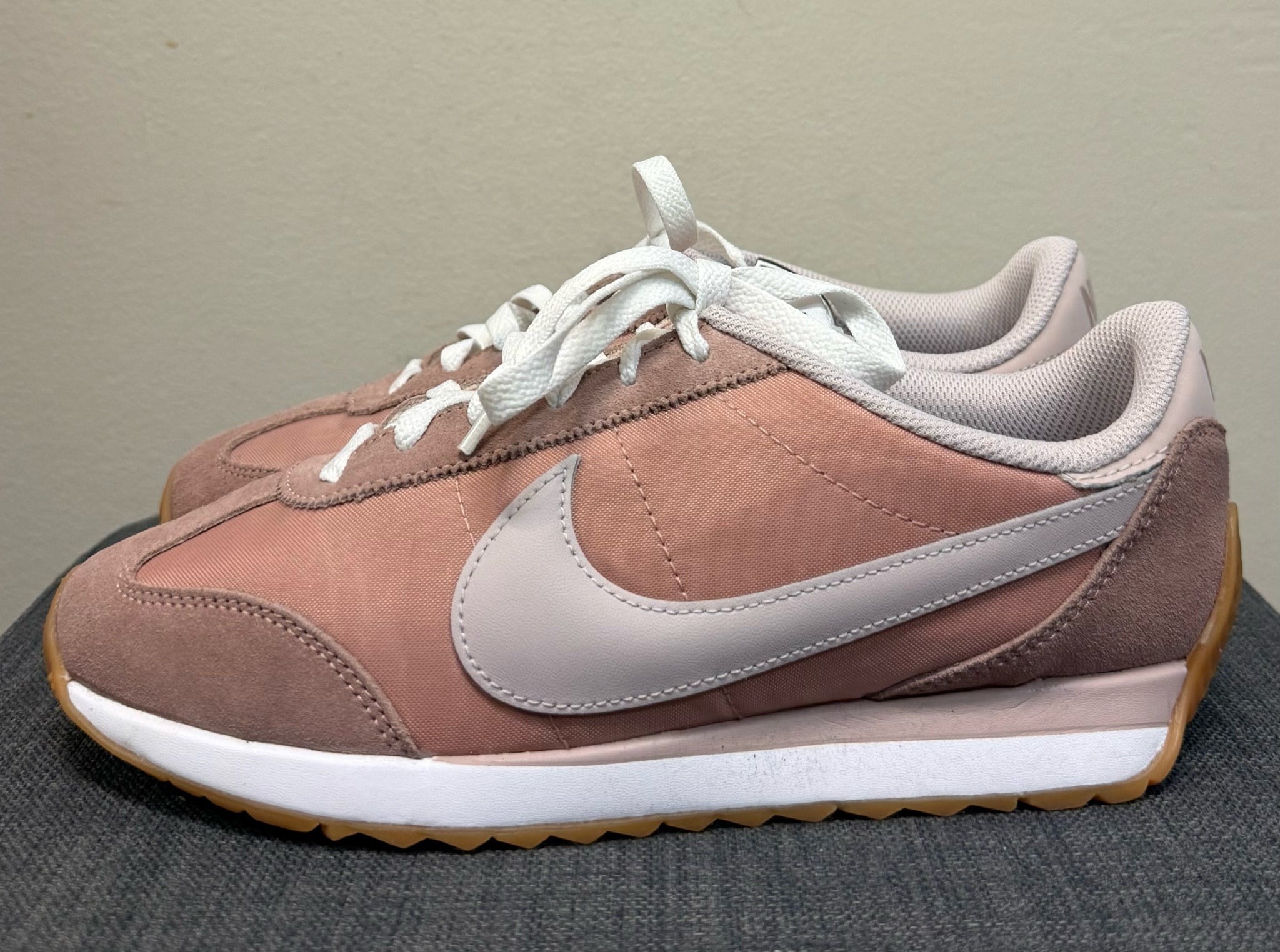 7.5 NIKE Mauve Sneakers