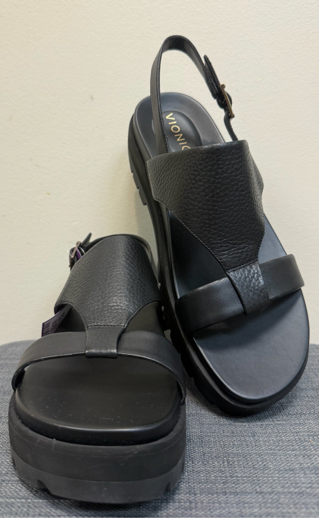 10 VIONIC Black Sandals