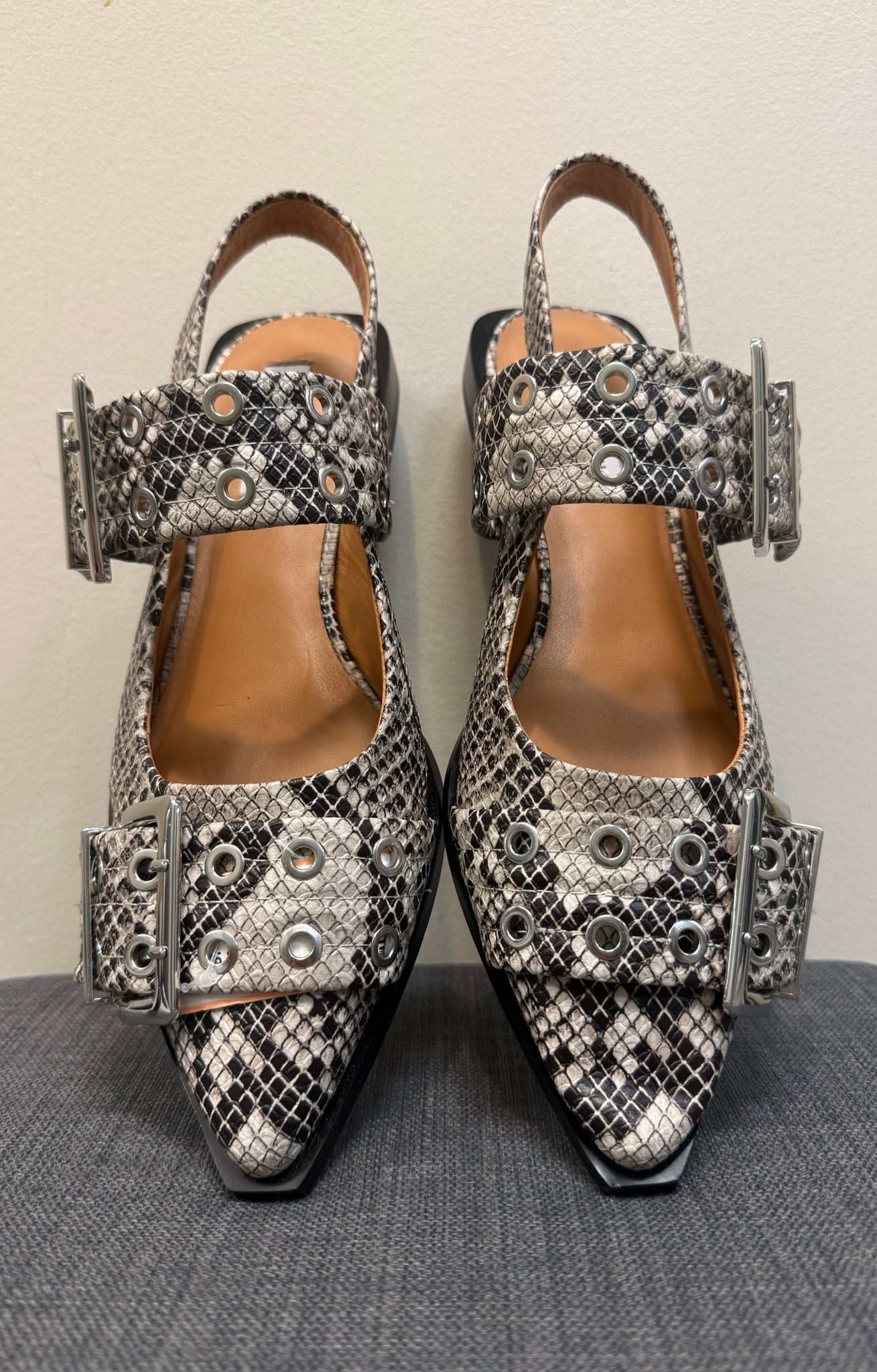 STEVE MADDEN 9 SNAKE SHOES