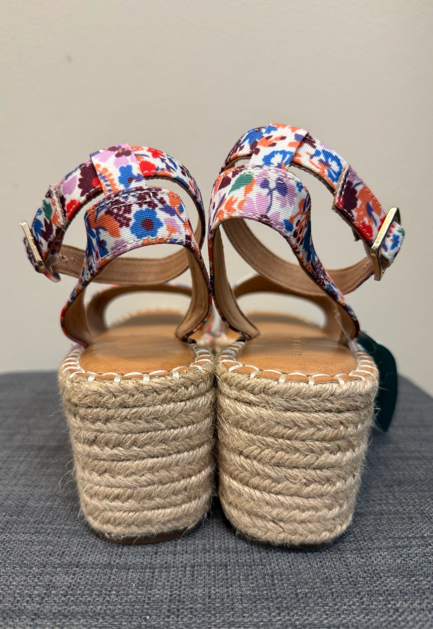 9.5 KELLY & KATIE FLORAL SHOES