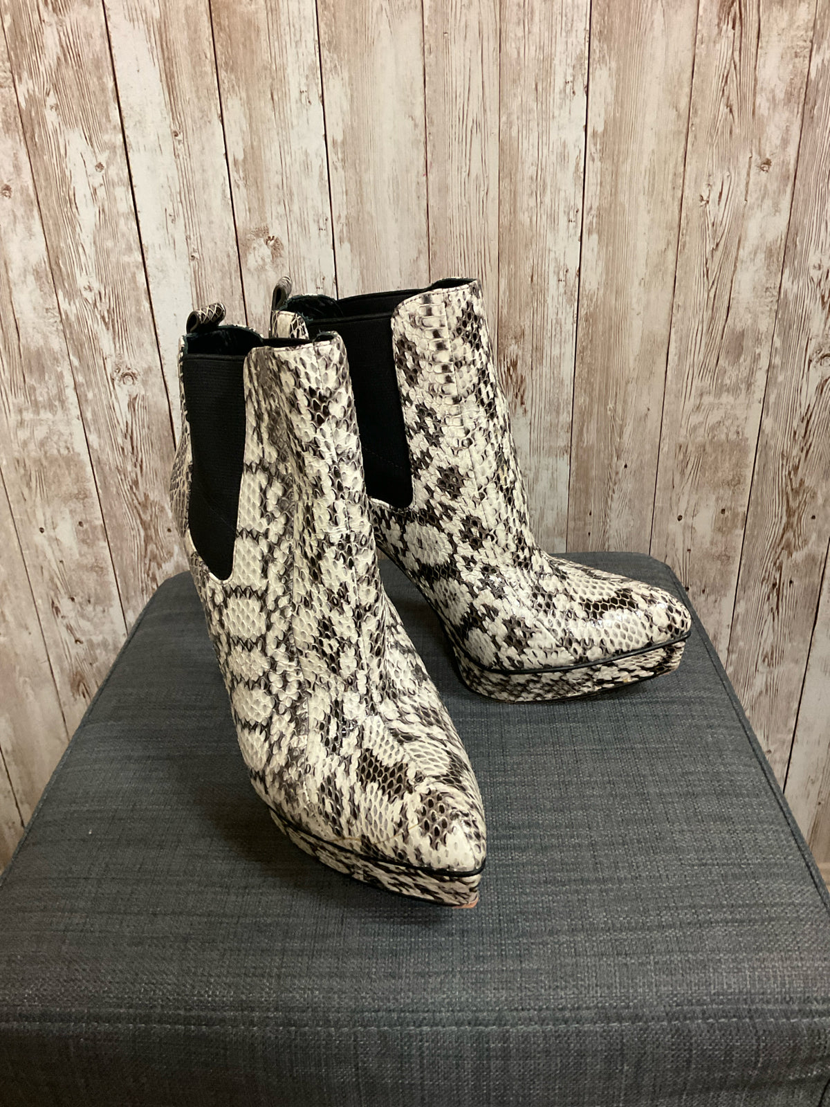 8 MICHAEL KORS White and Black Boots