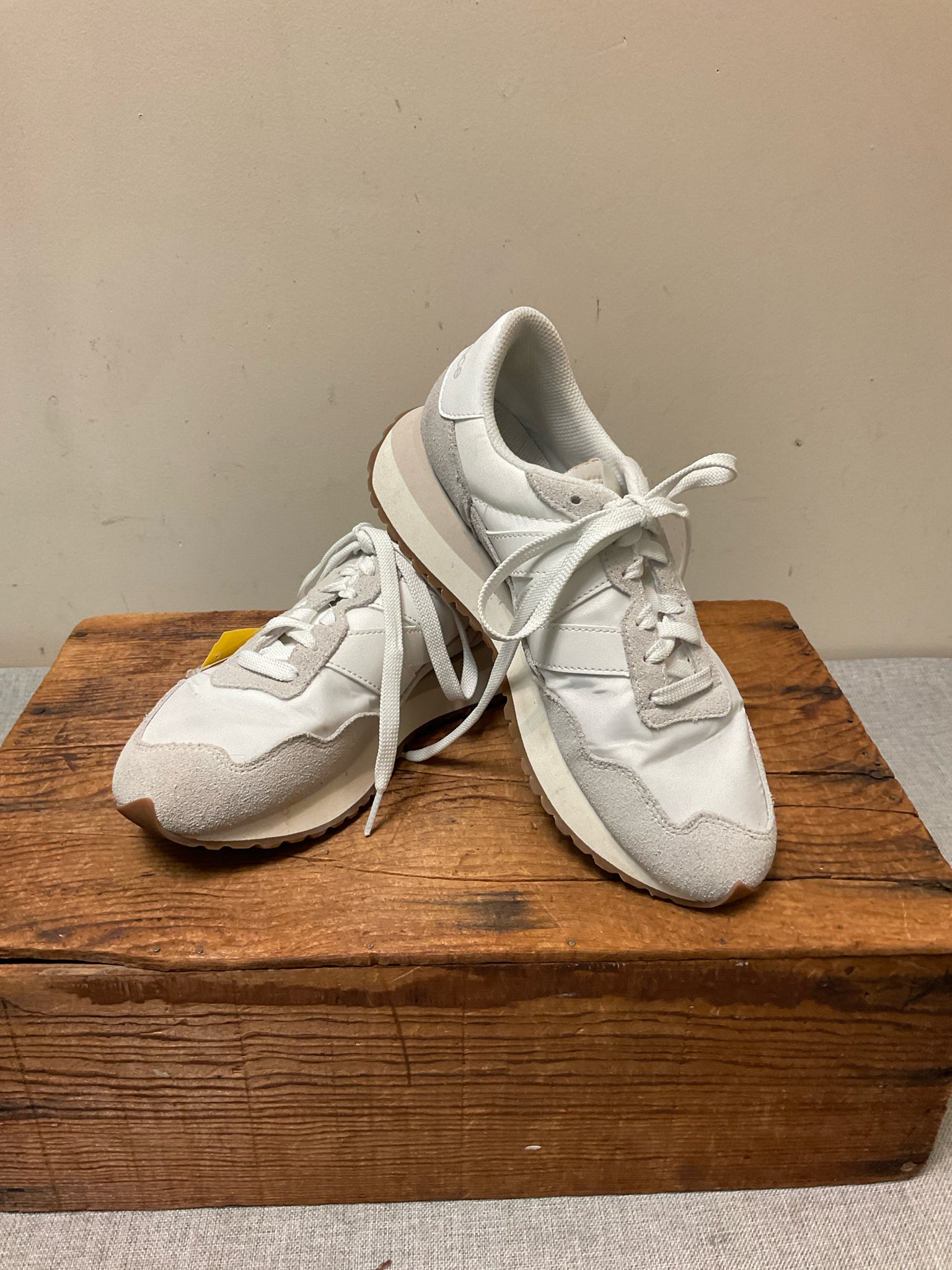 8 NEW BALANCE White SHOES