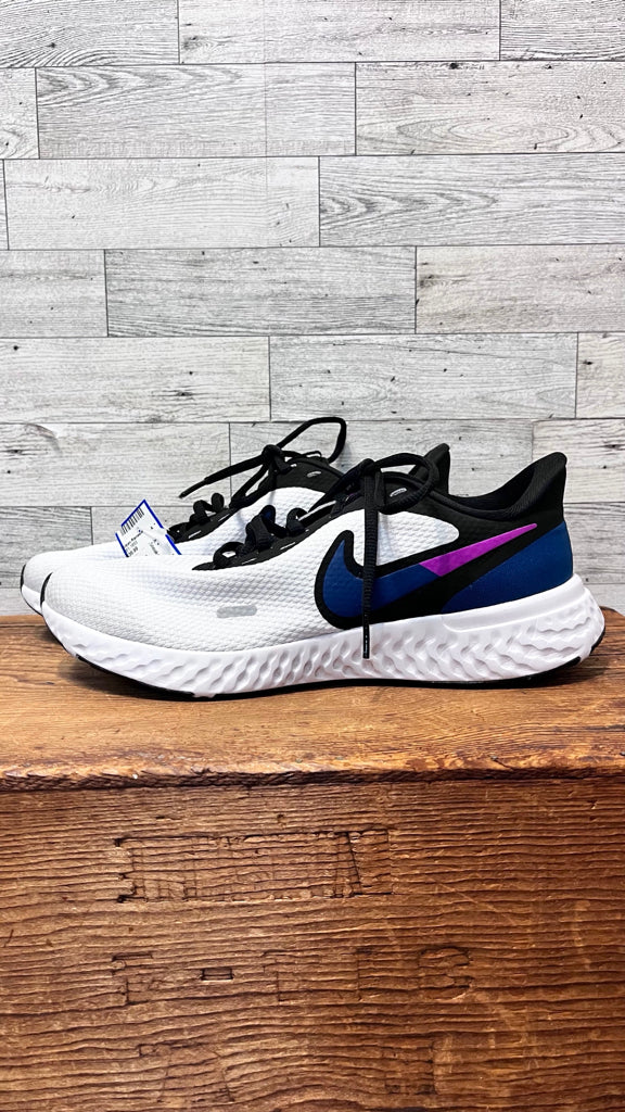 NIKE 9 White and Black Sneakers