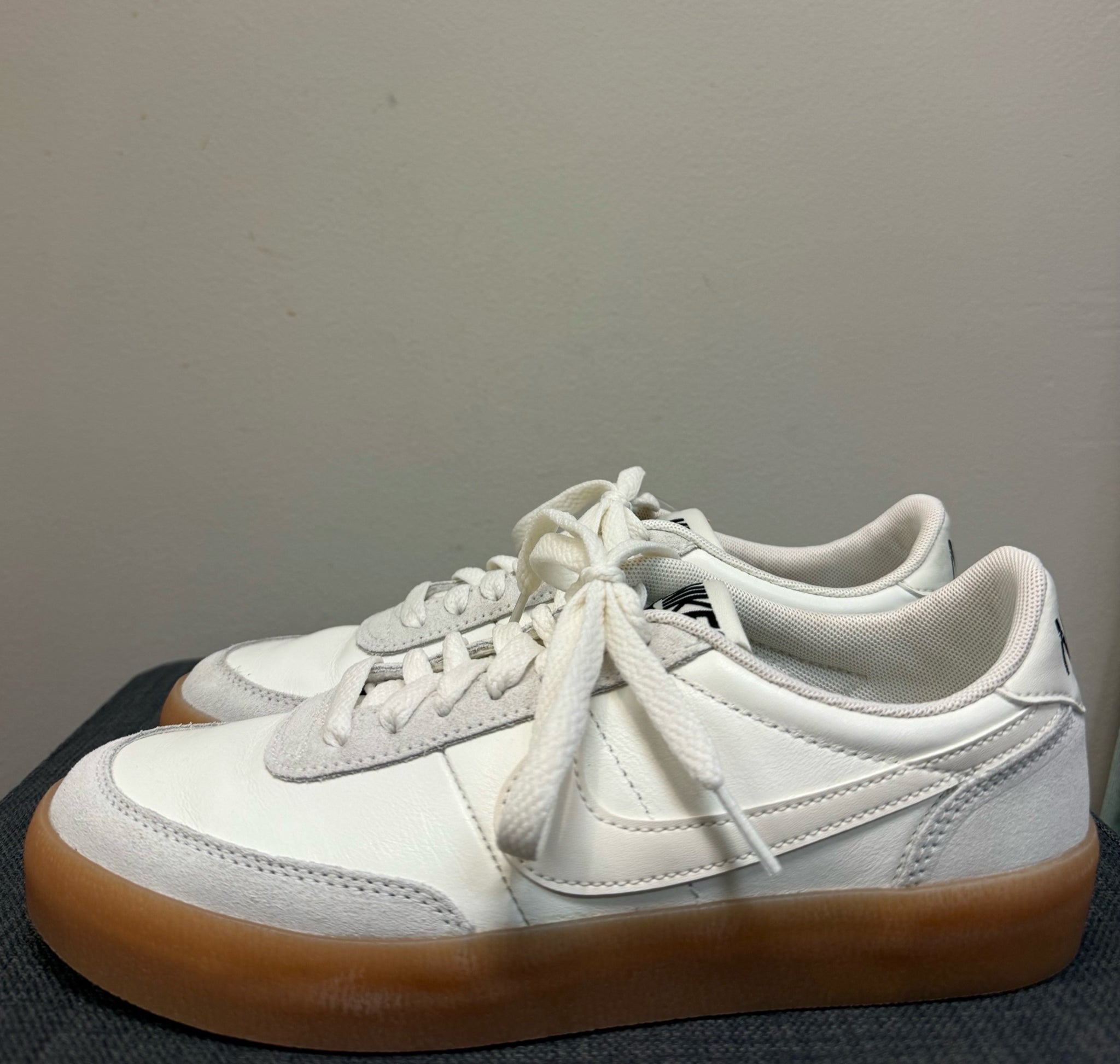 7 NIKE WHITE AND CREAM SHOES