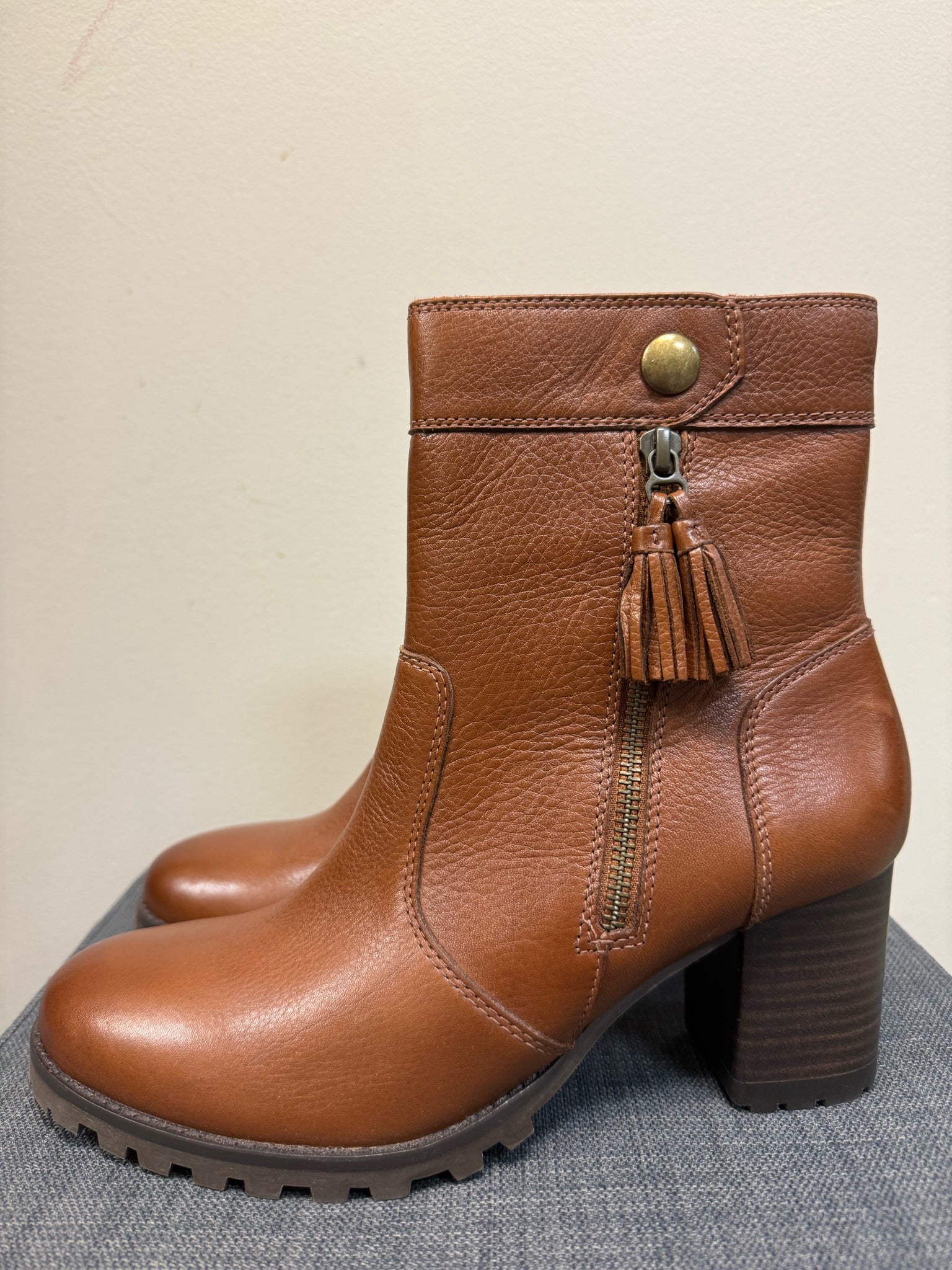 9.5 JOHNSTON & MURPHY LIGHT BROWN Boots