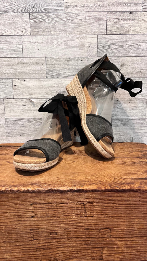 7.5 UGG Black Sandals