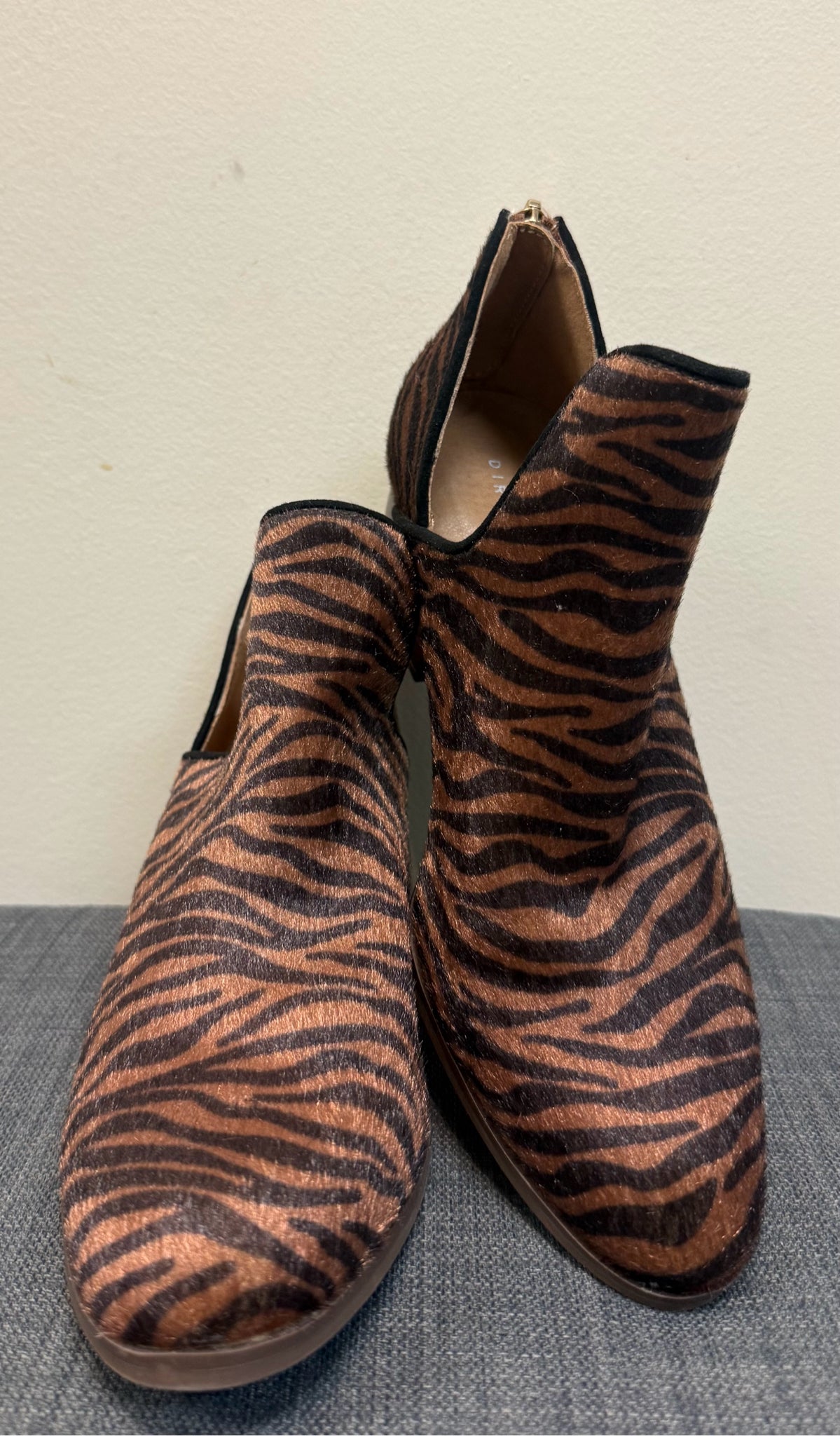 8.5 NEW DIRECTIONS BROWN & ANIMAL Boots