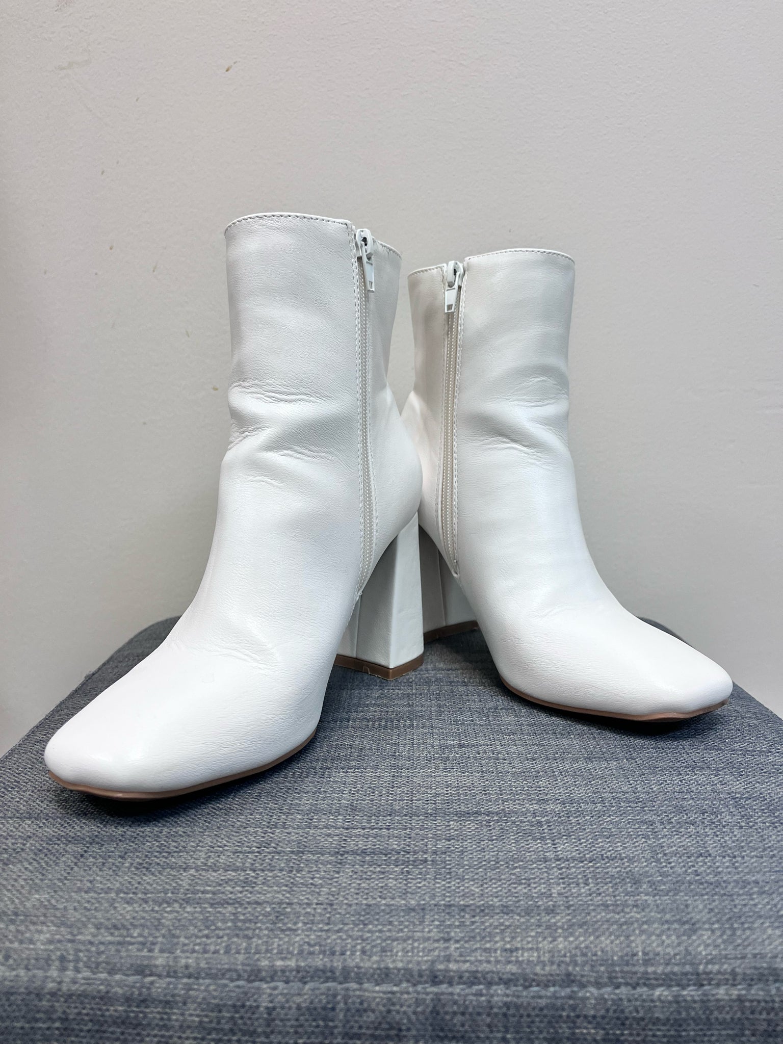 6.5 BAMBOO White Boots