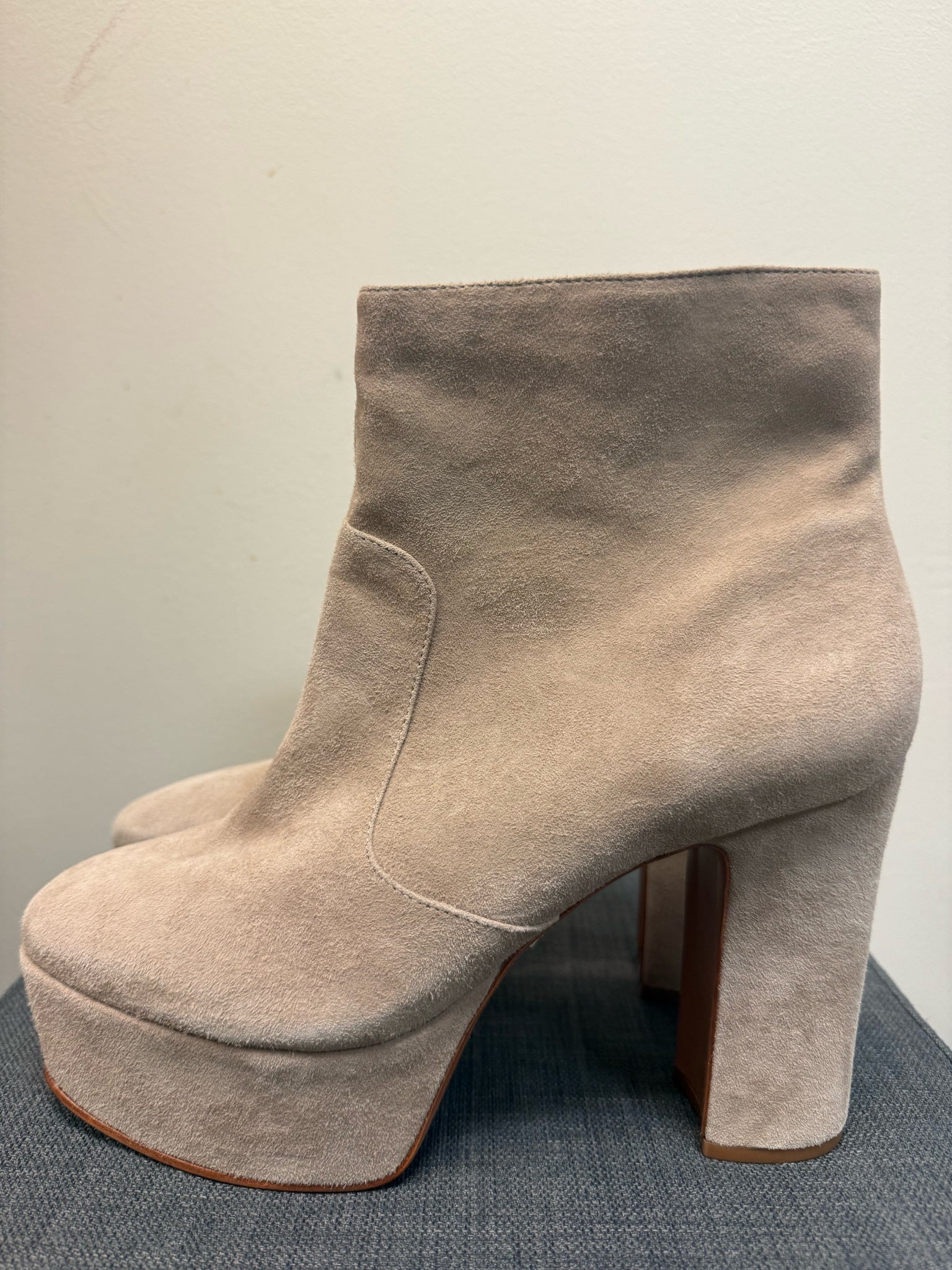 9.5 SCHUTZ SAND Boots