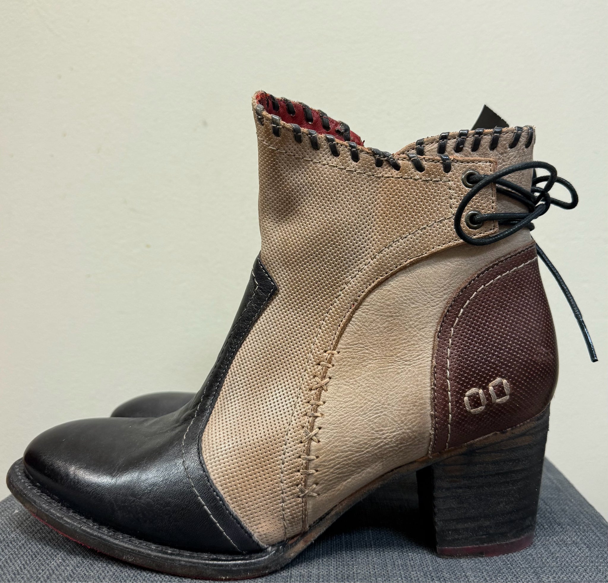 9.5 BED STU TAN AND BLACK Boots