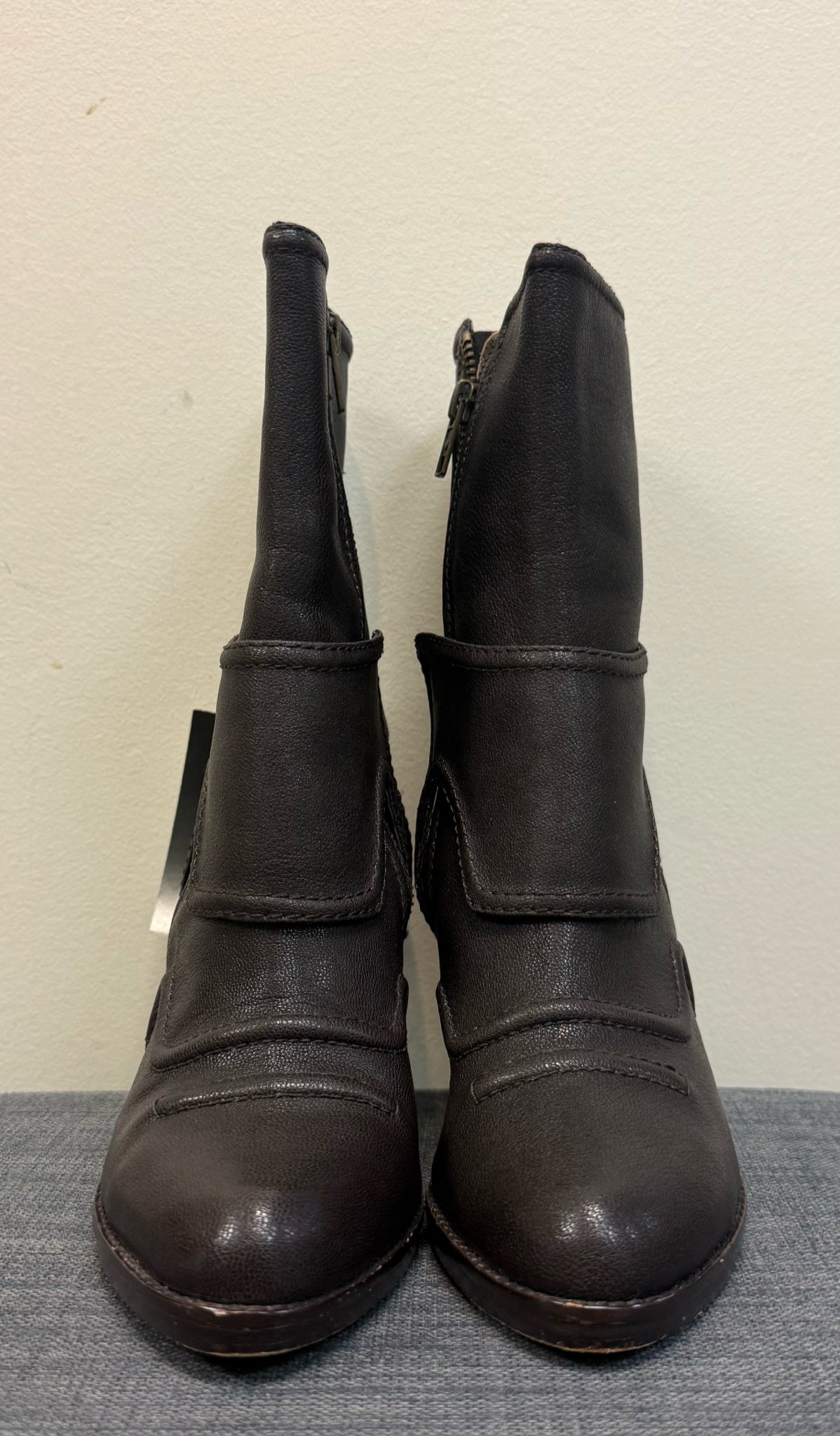 8 JUICY COUTURE DARK BROWN Boots