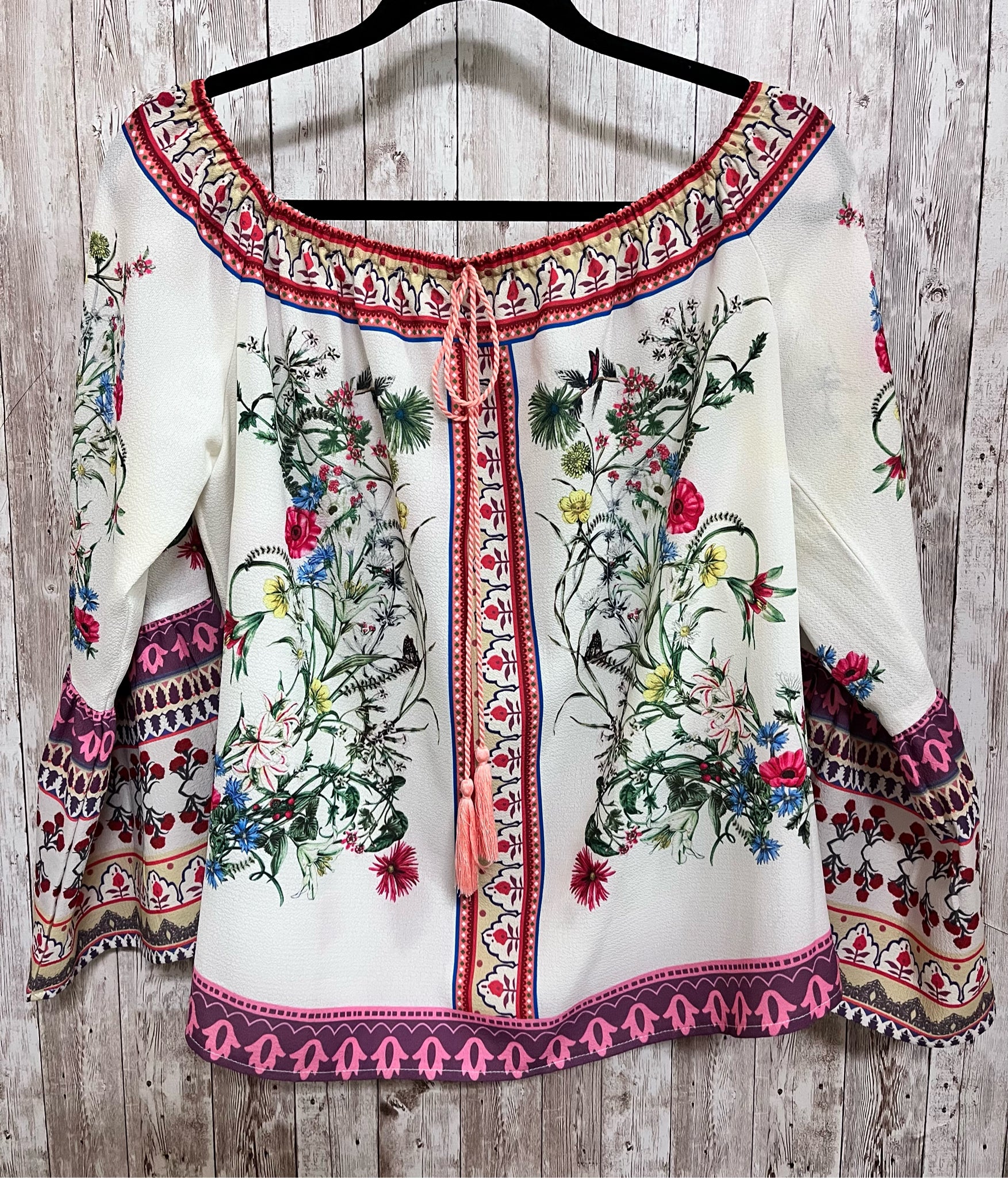 Size M UMGEE CREAM FLORAL Top