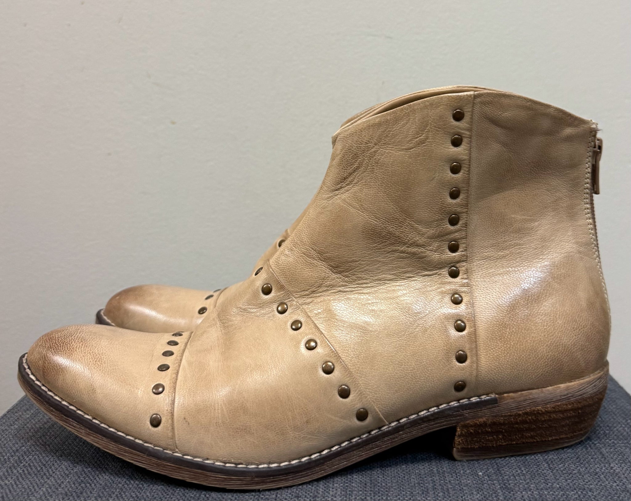 8 DIBA TRUE Cream Boots
