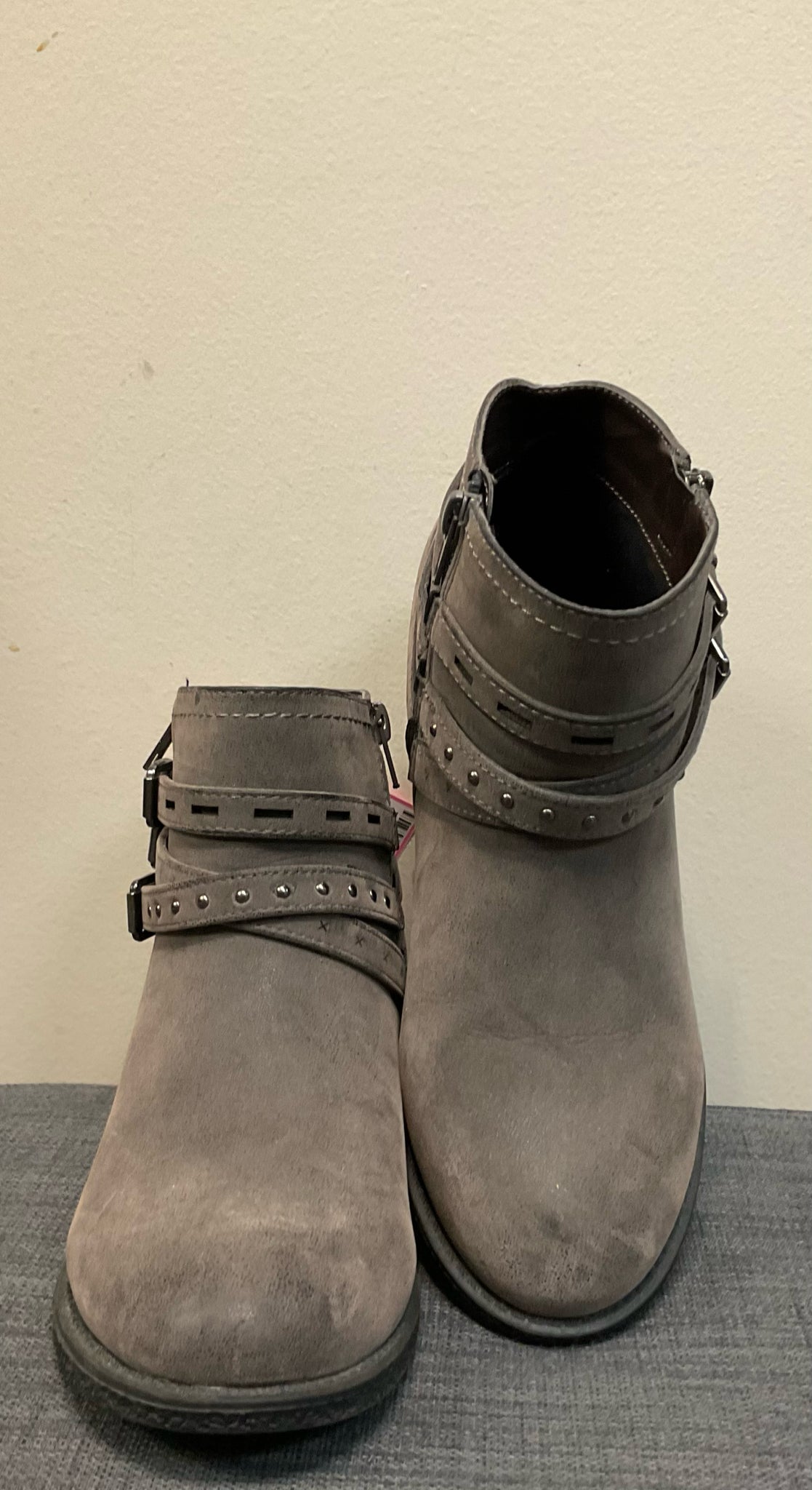 7.5 DAKOTA CHASE GRAY SUEDE Boots