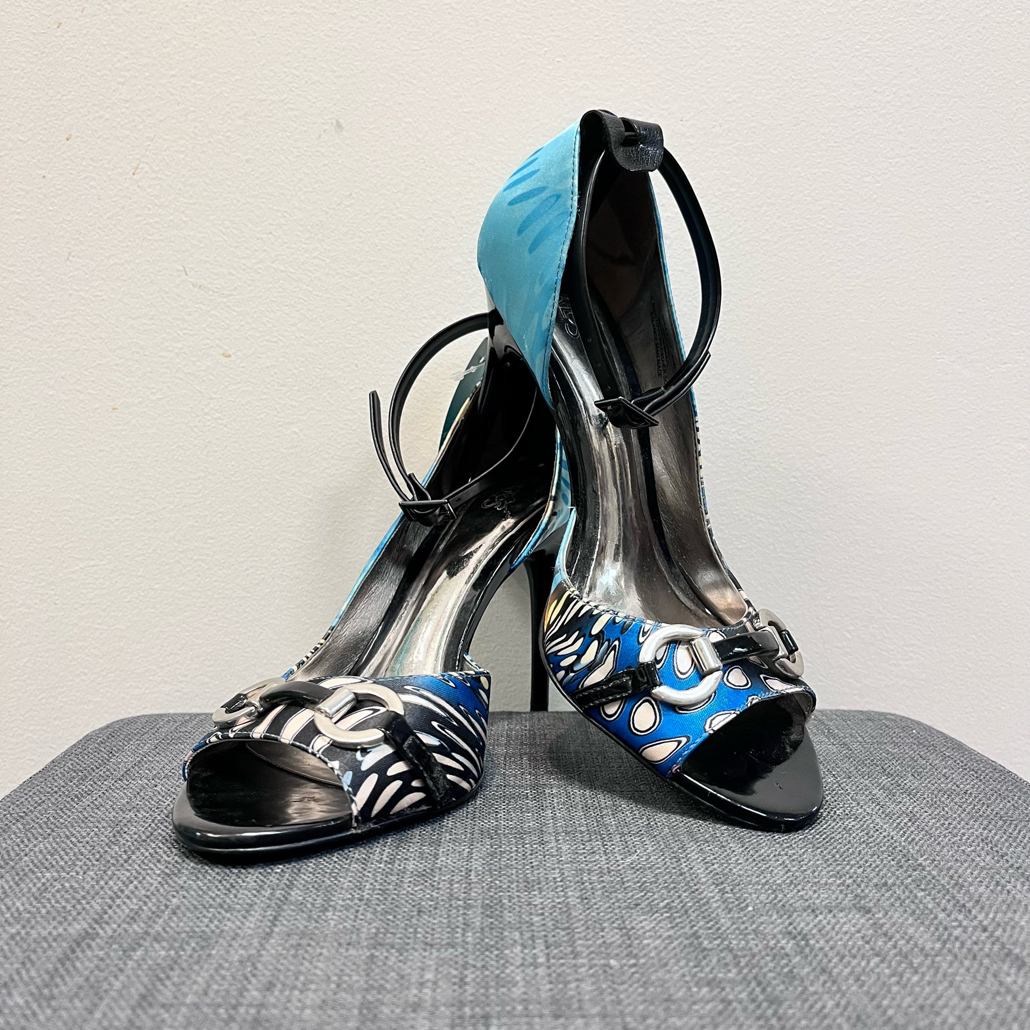 CARLOS 8.5 BLACK AND BLUE SHOES