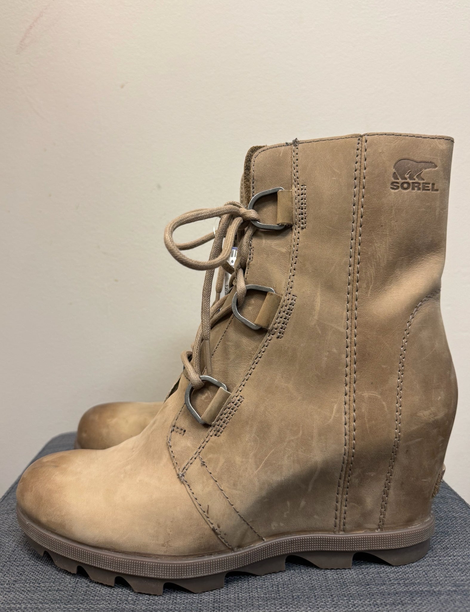 9.5 SOREL Tan Boots