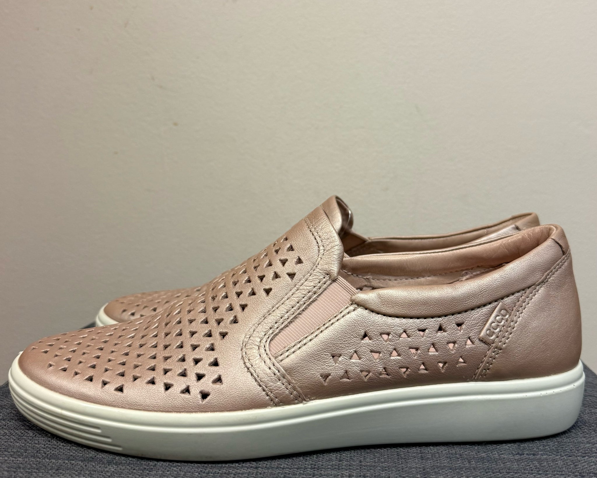 9 ECCO ROSE GOLD SHOES