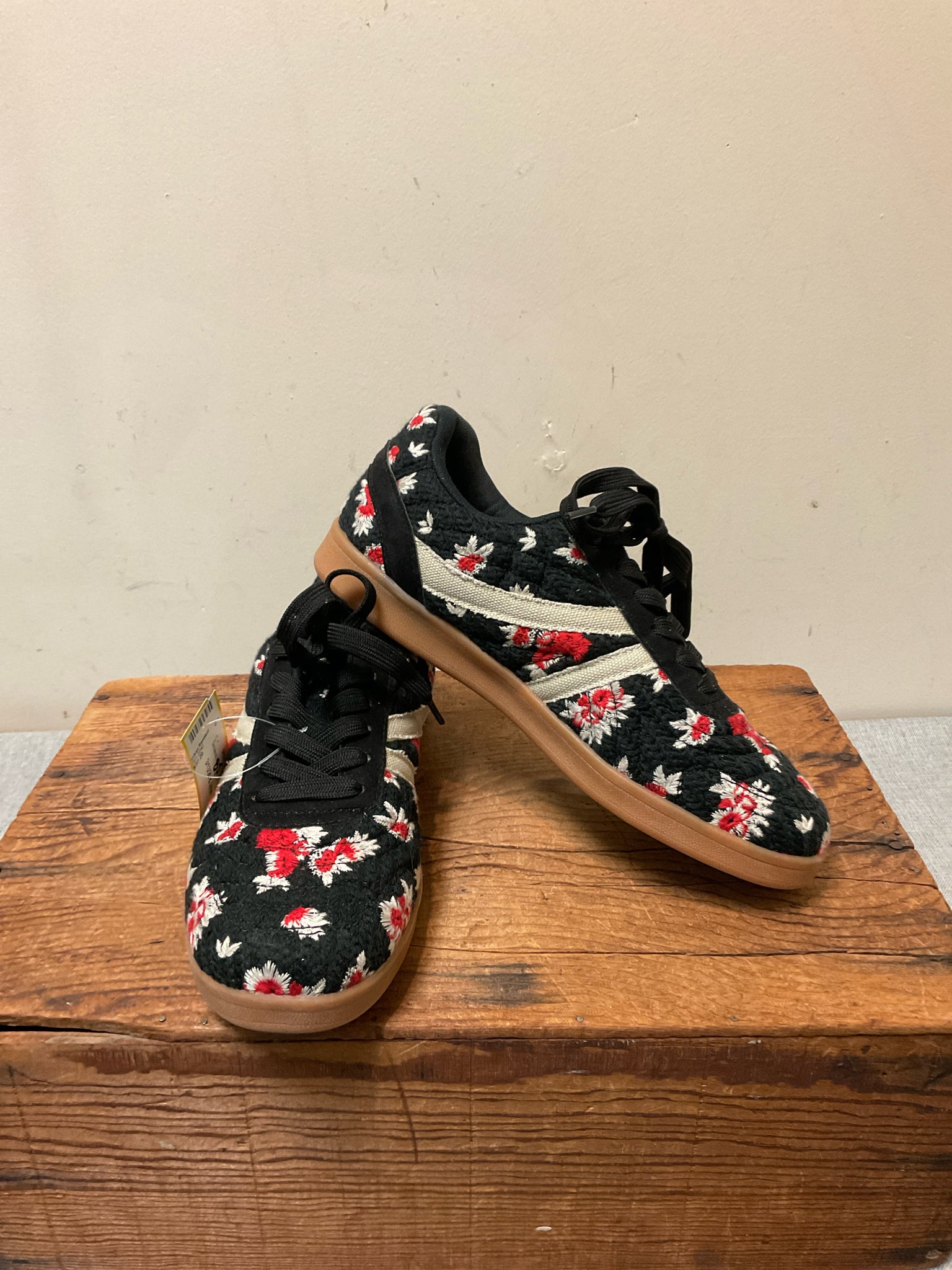8.5 STEVE MADDEN BLACK FLORAL Sneakers