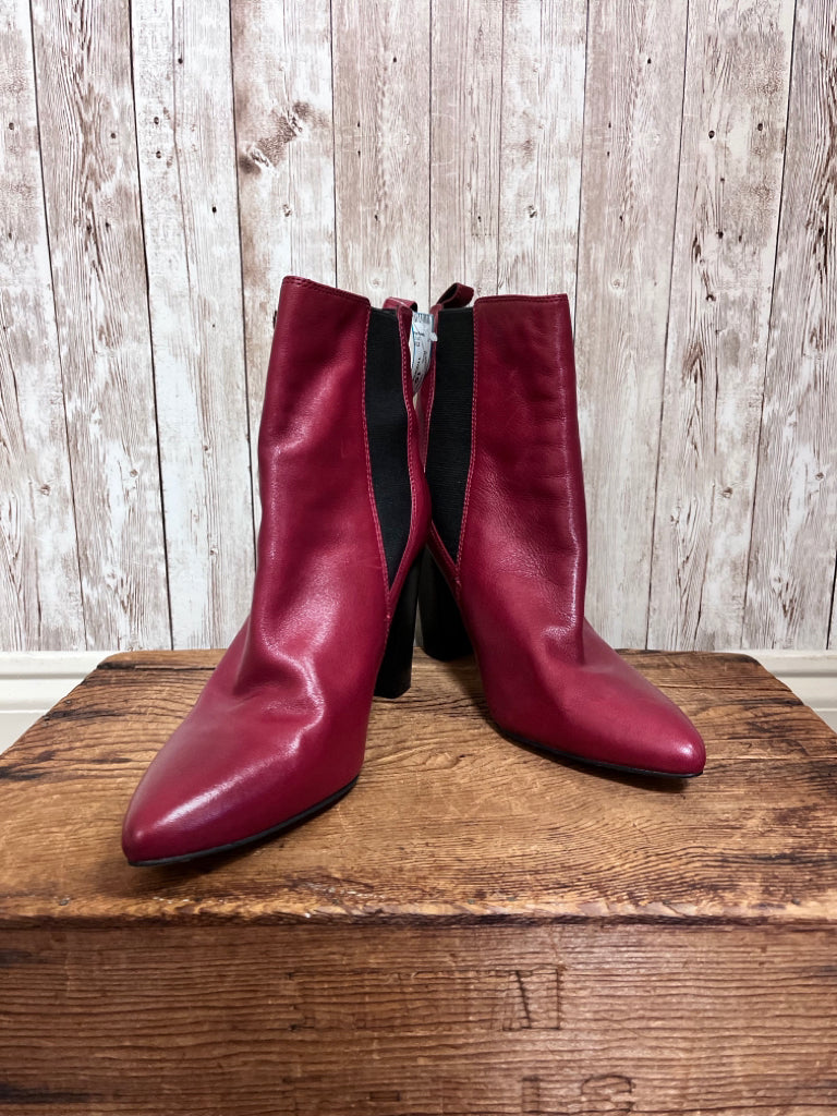 10 VINCE CAMUTO Red Boots