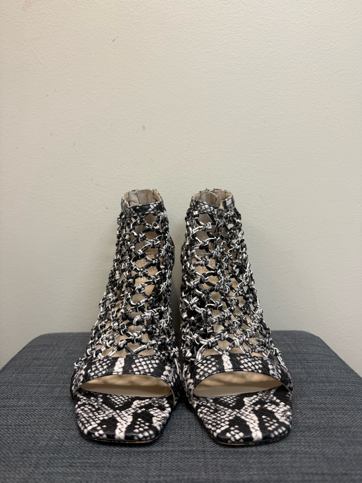 9 VINCE CAMUTO SNAKE Boots