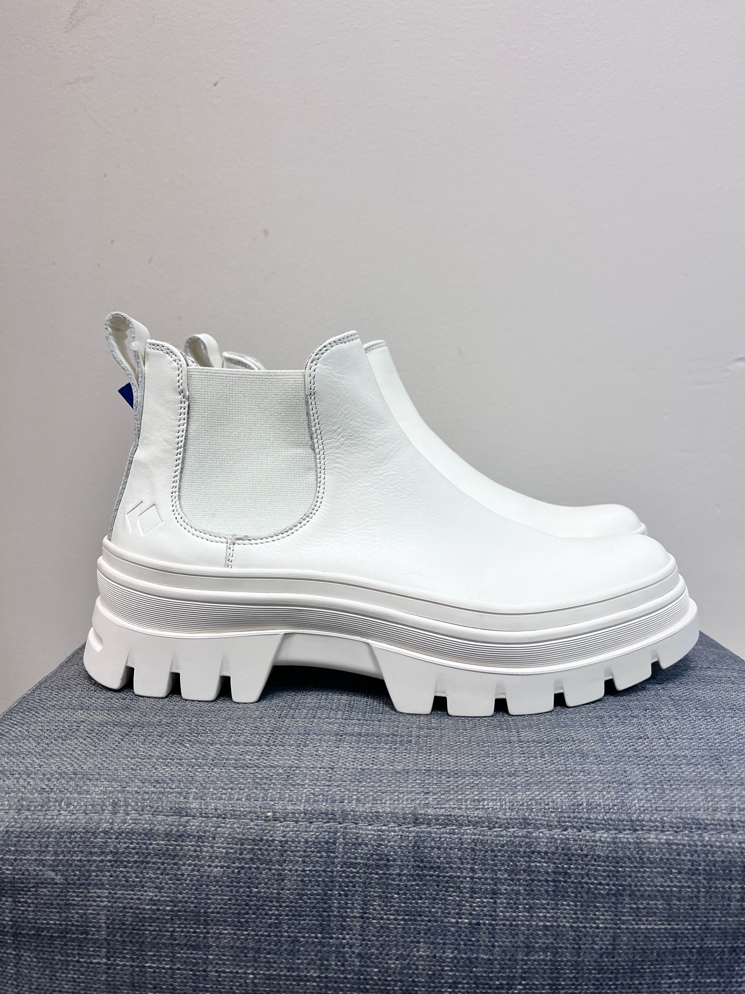 8.5 KOIO White Boots