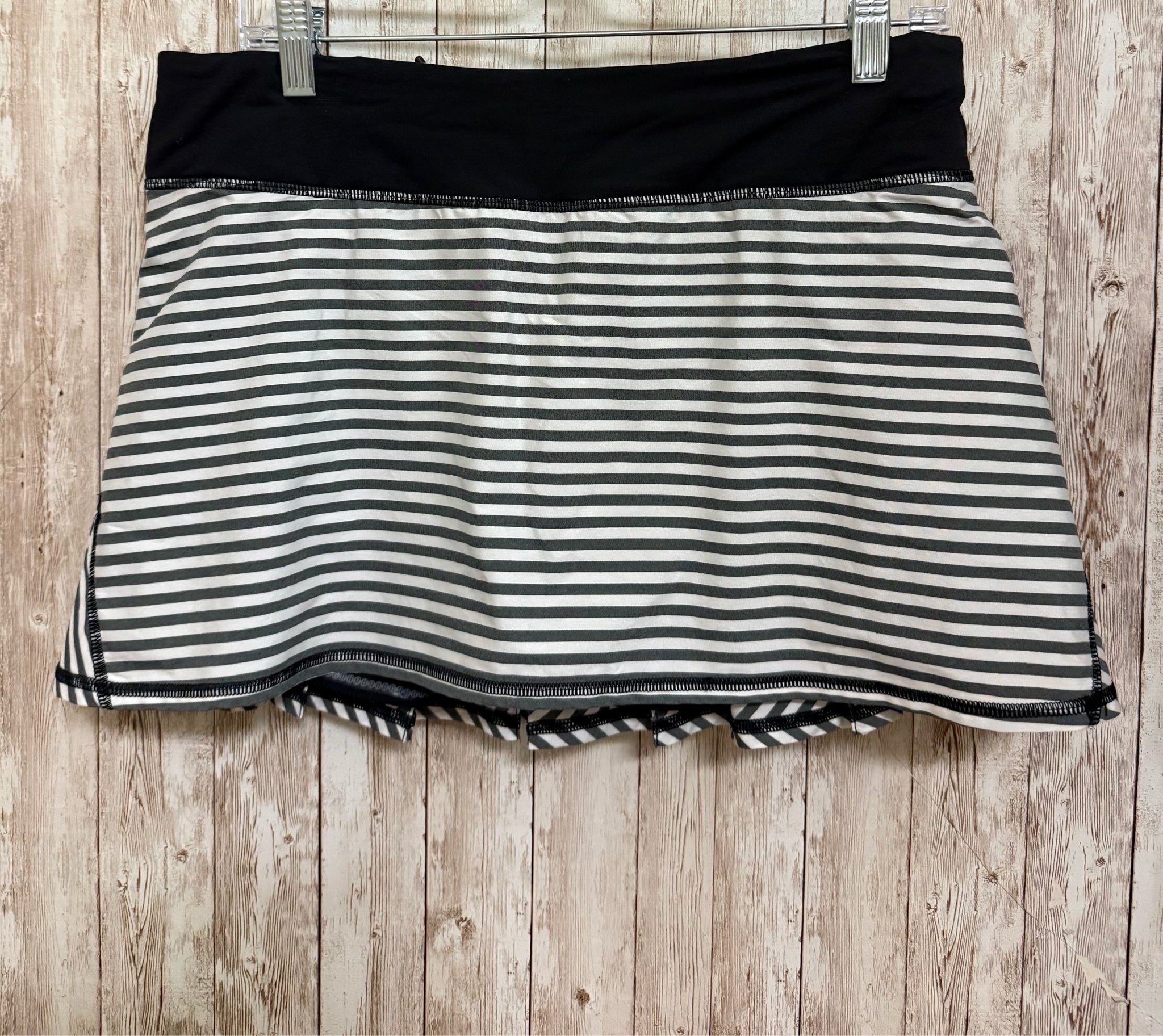 Size 8 LULULEMON WHITE STRIPE skort