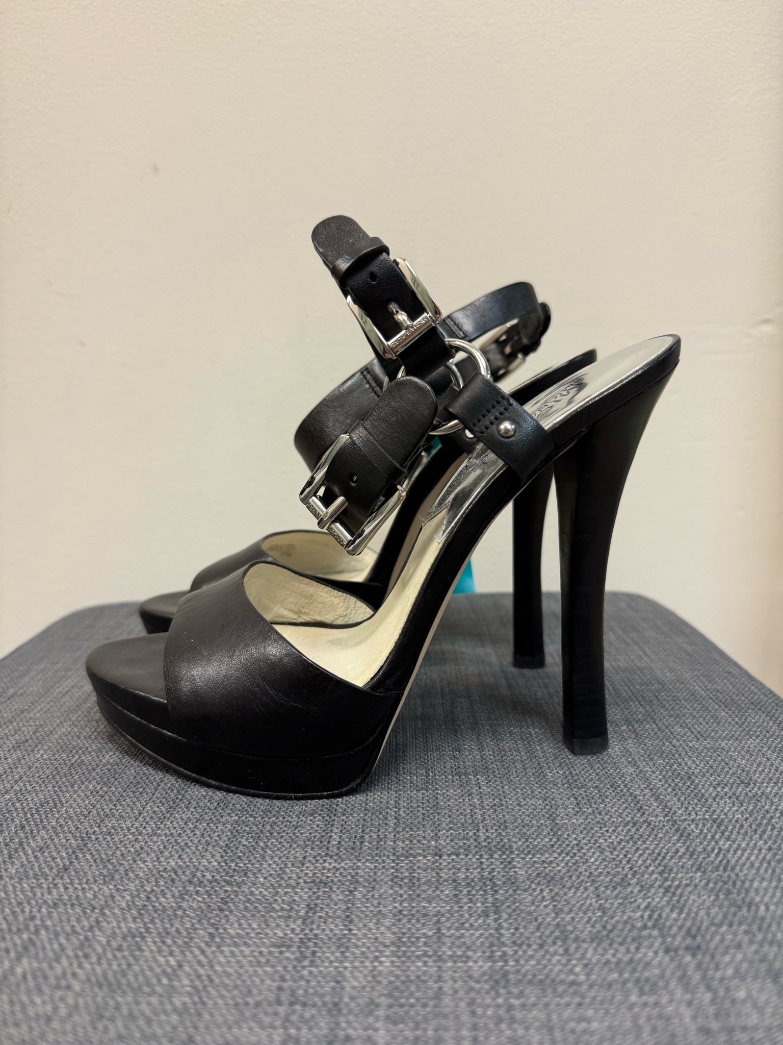 MICHAEL KORS 7 Black Sandals