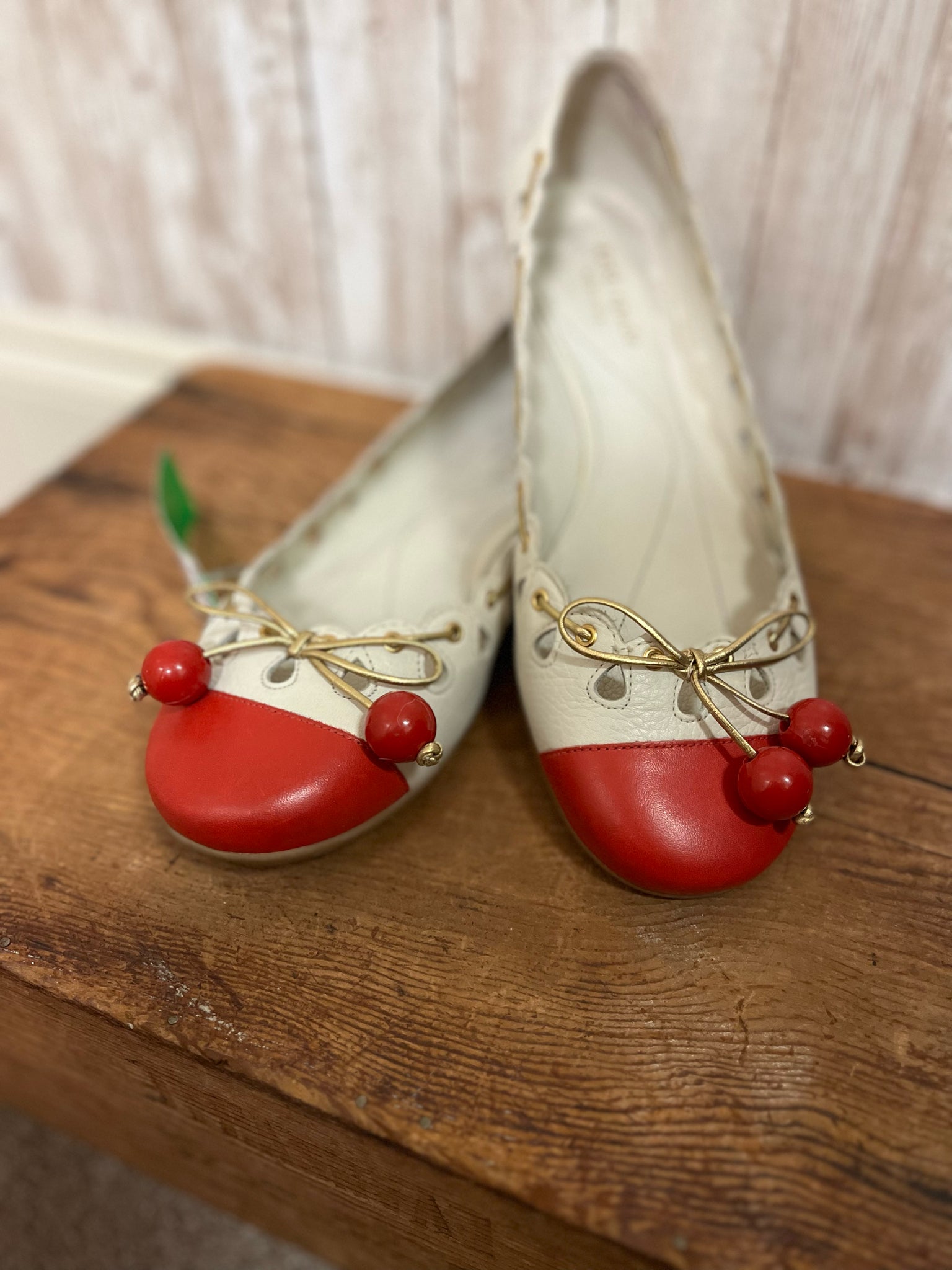 KATE SPADE 8 CREAM AND RED SHOES