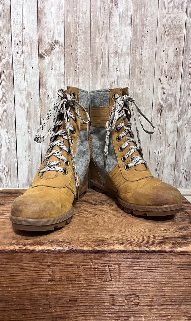 10 SOREL TAN AND GREY Boots