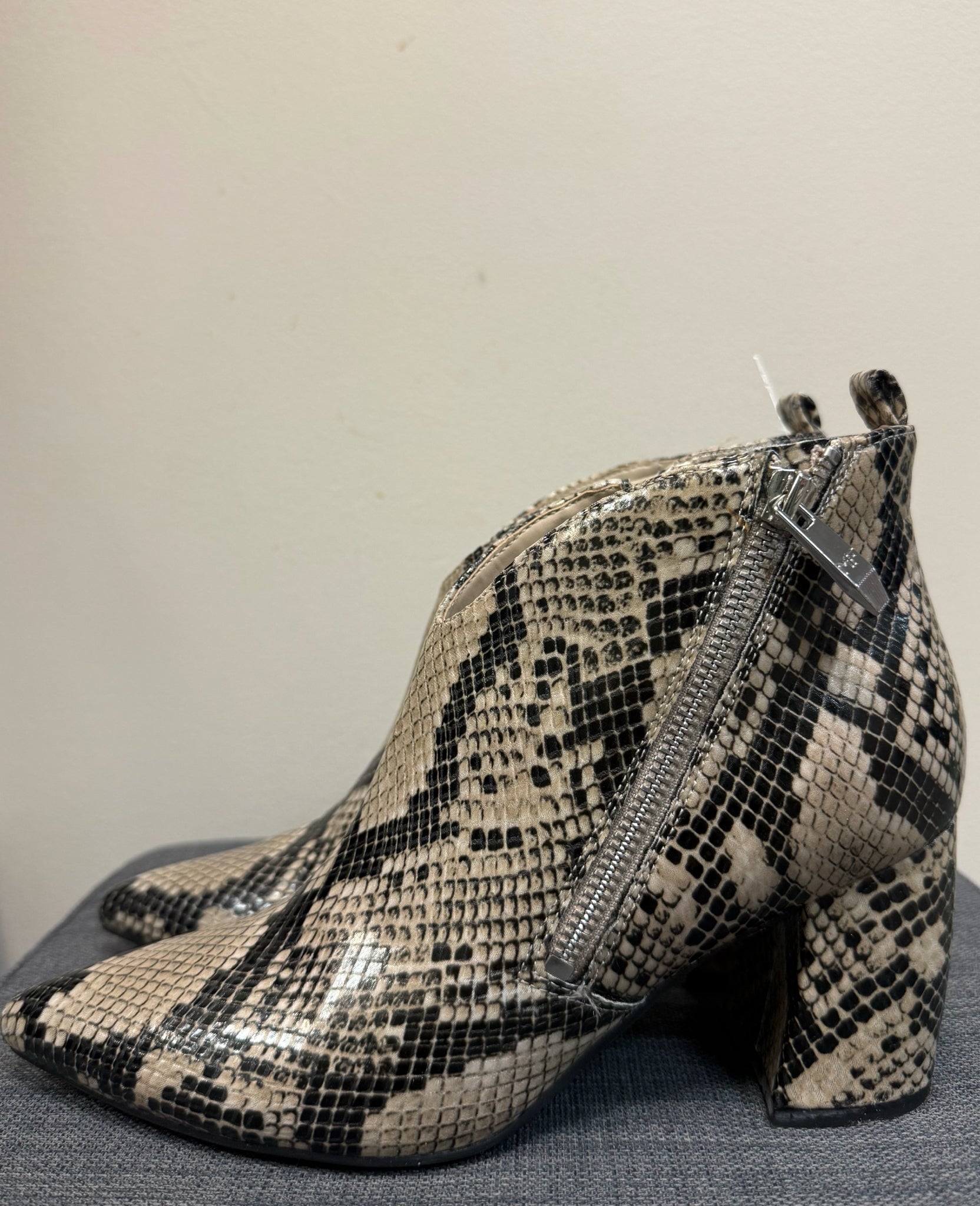 6.5 MARC FISHER SNAKE Boots