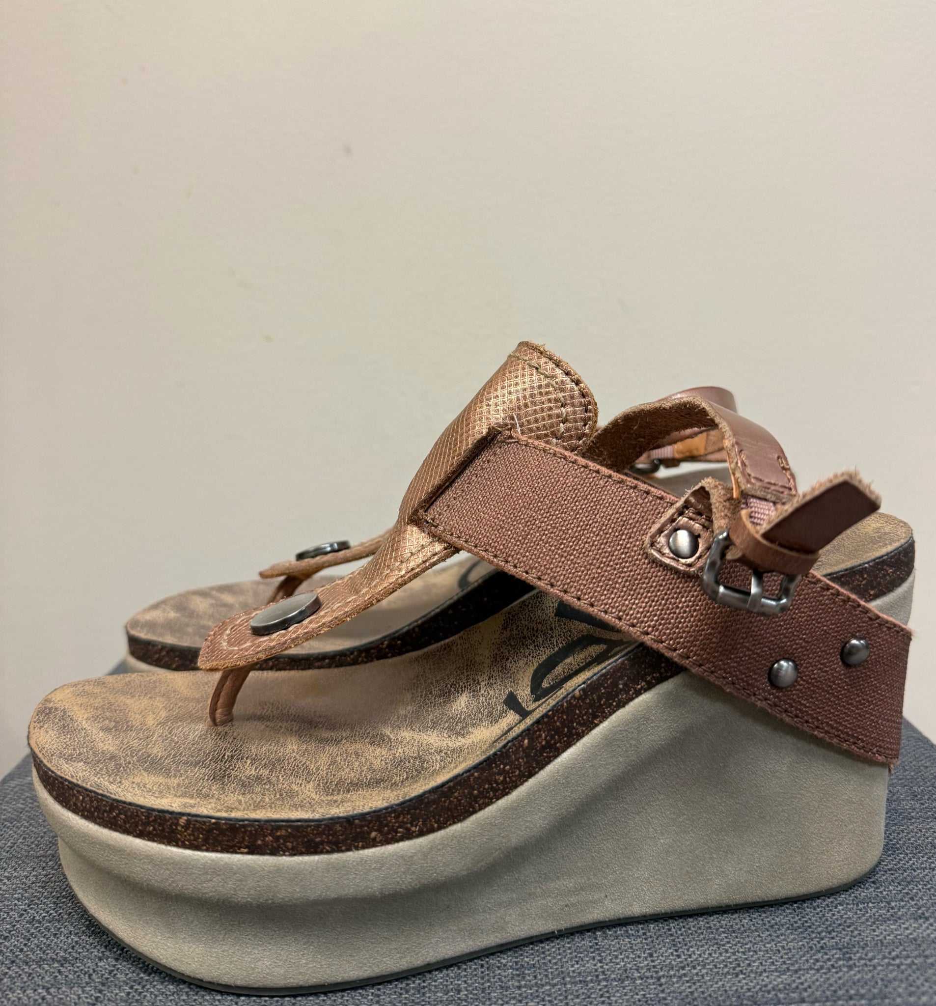 7.5 OTBT ROSE GOLD Sandals