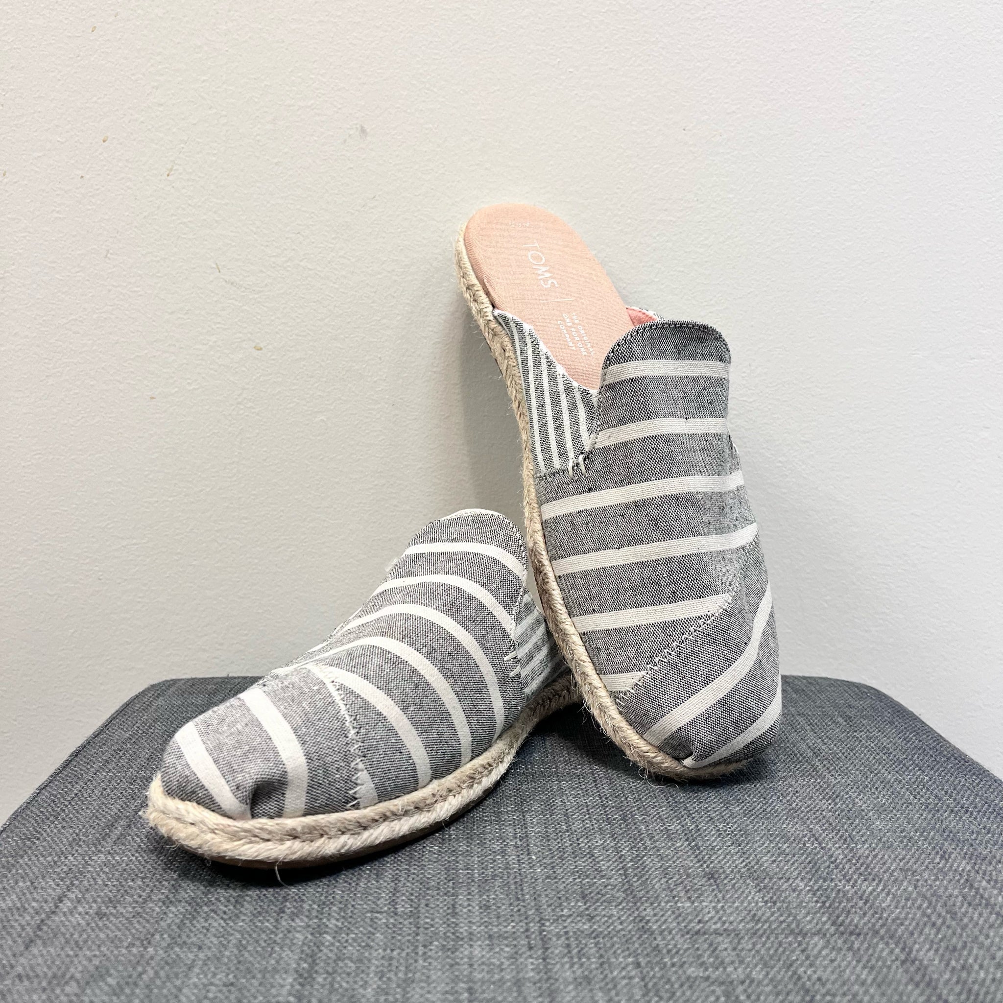 8.5 TOMS BEIGE AND BLUE PRINT SHOES