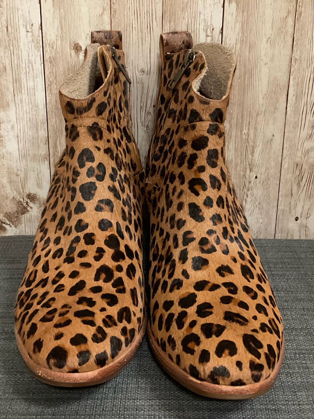 8.5 UGG LEOPARD Boots
