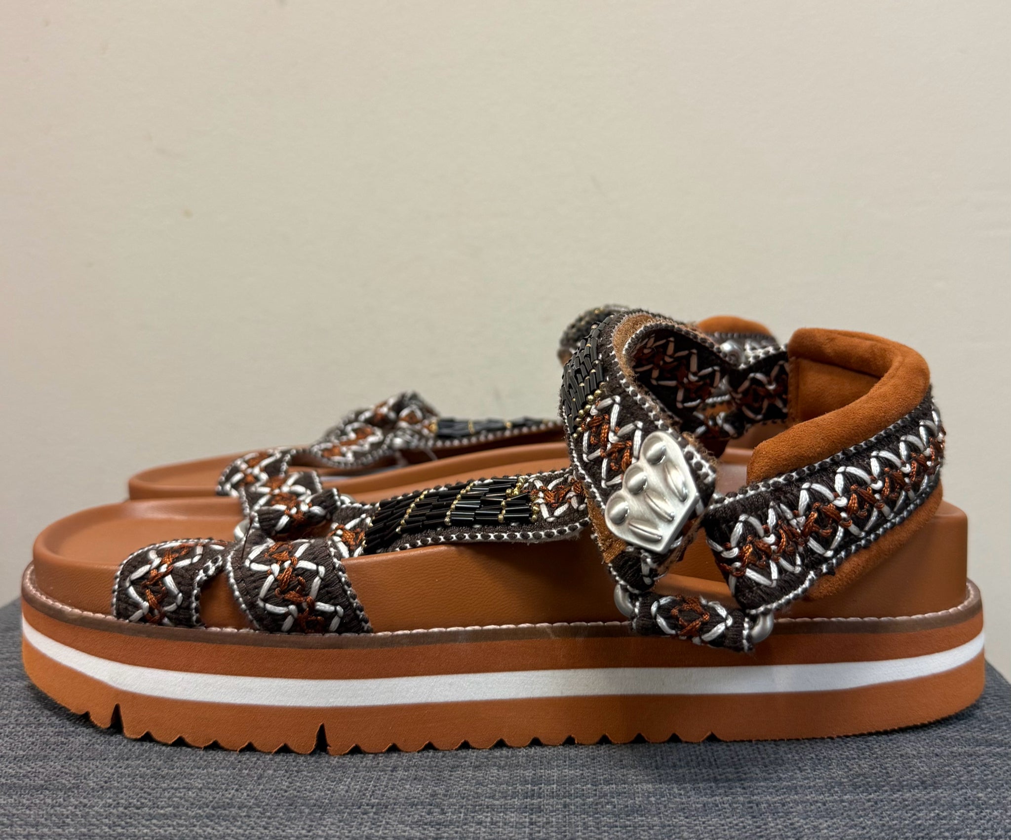 9.5 CHELSEA&VIOLET BROWN AND BLACK Sandals
