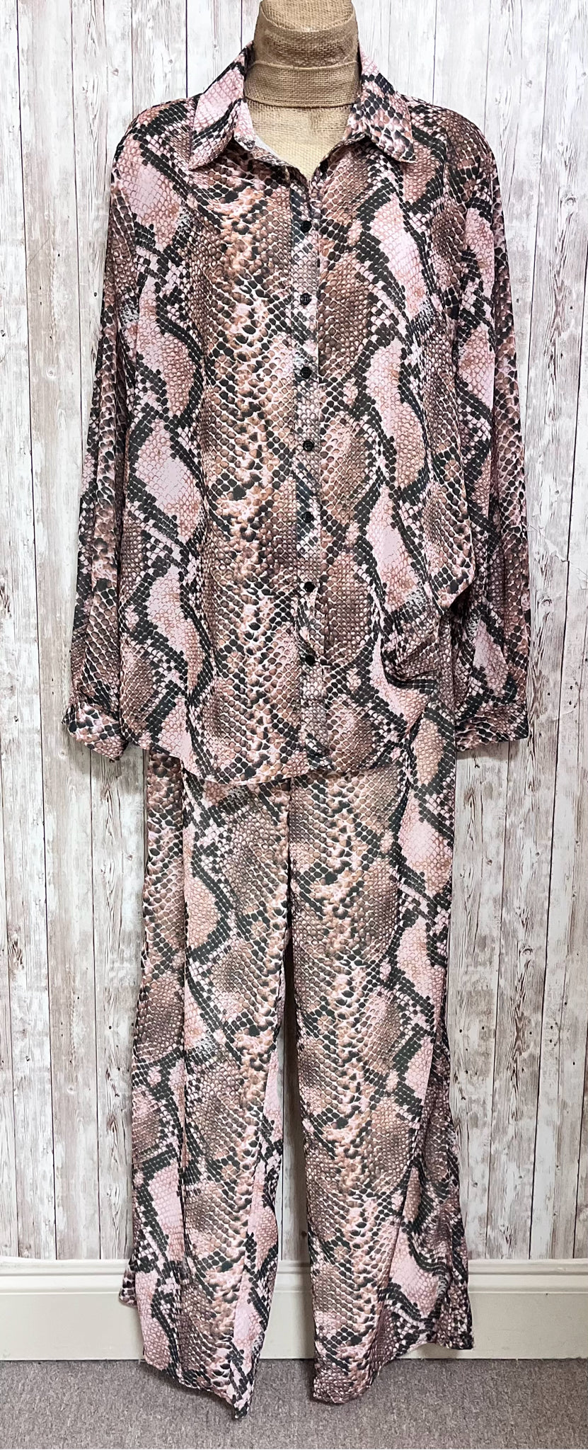 Size L FASHION NOVA LIGHT PINK PRINT 2 PC PANT SET