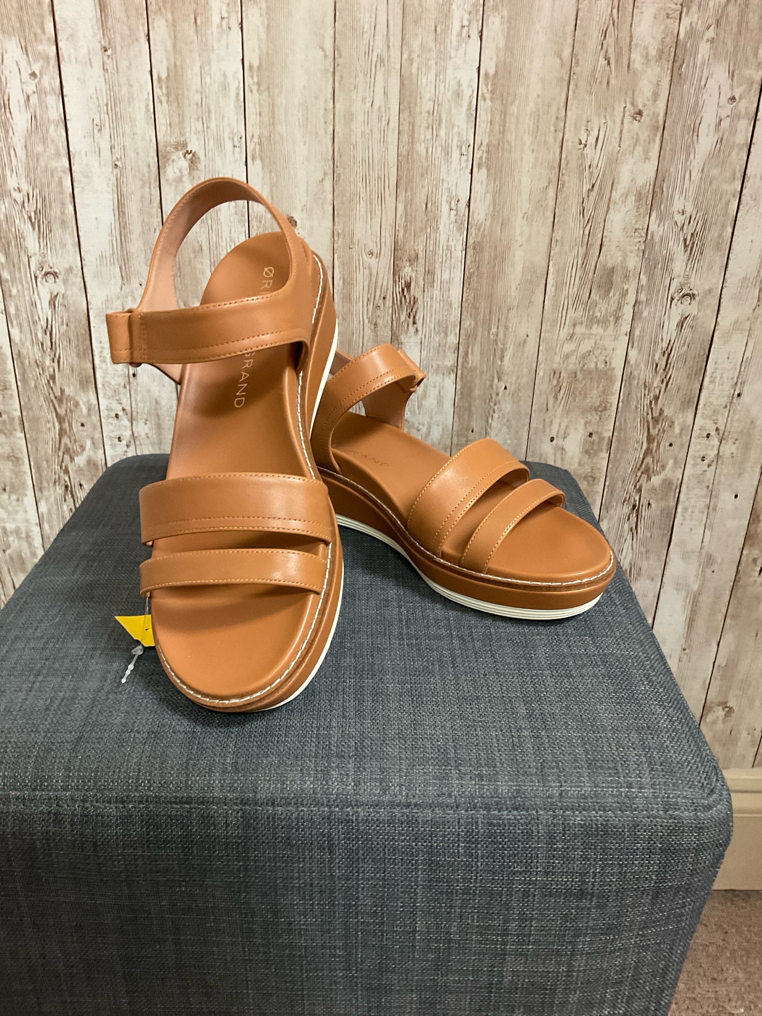 7 COLE HAAN Brown Sandals