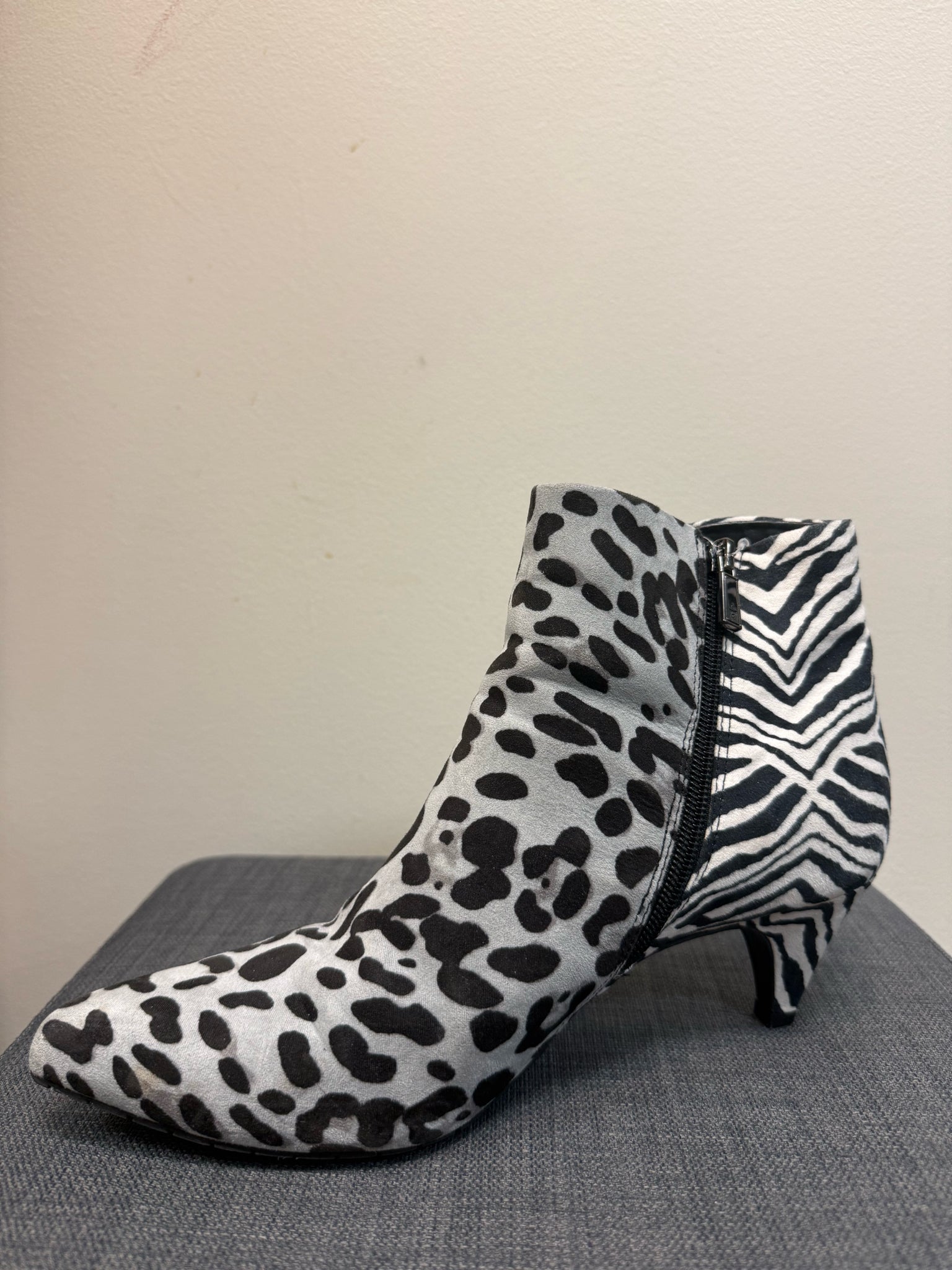 8.5 KENNETH COLE grey print Boots