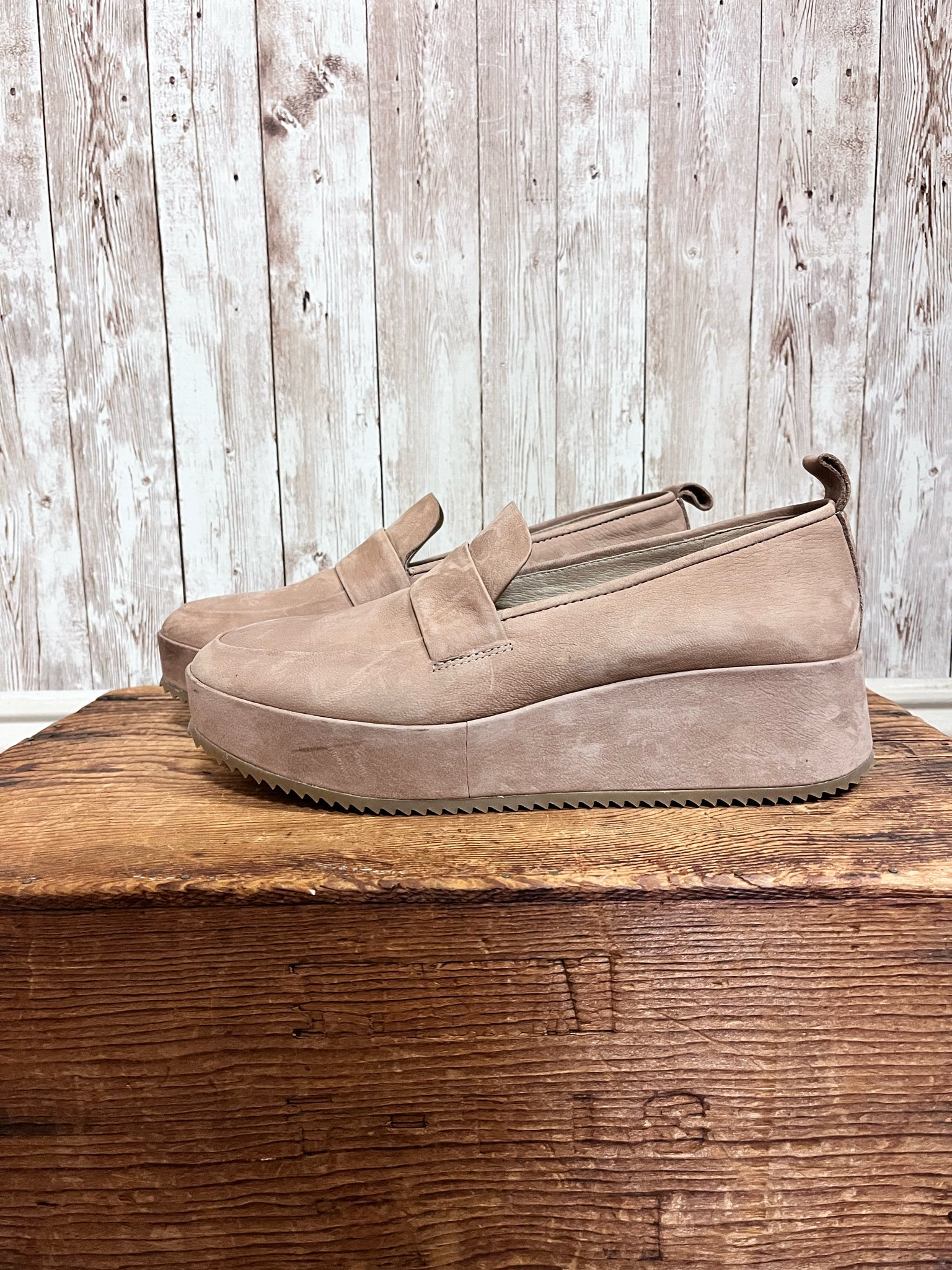 EILEEN FISHER 8.5 Tan SHOES