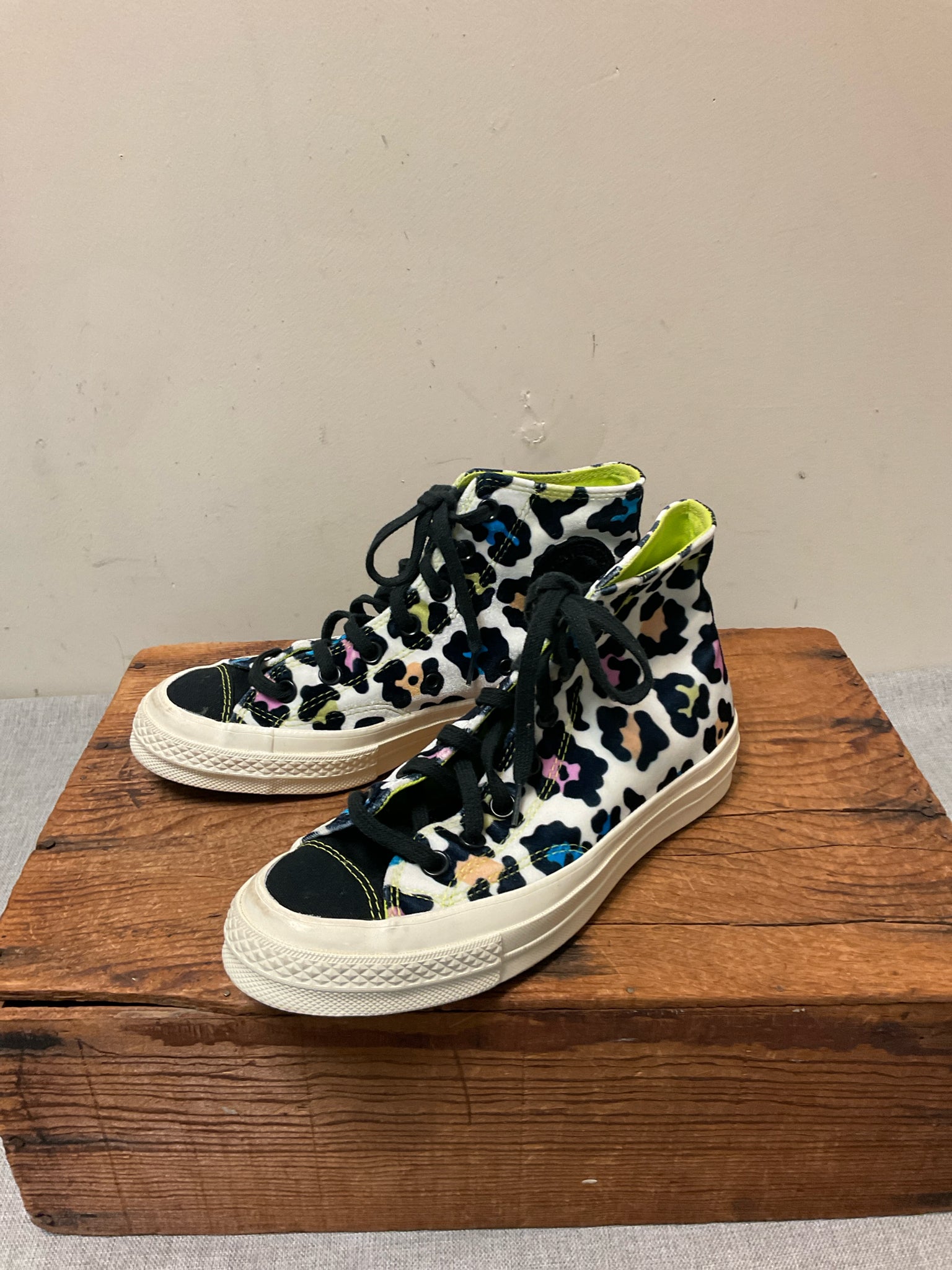 9 CONVERSE WHITE AND BLACK PRINT SHOES