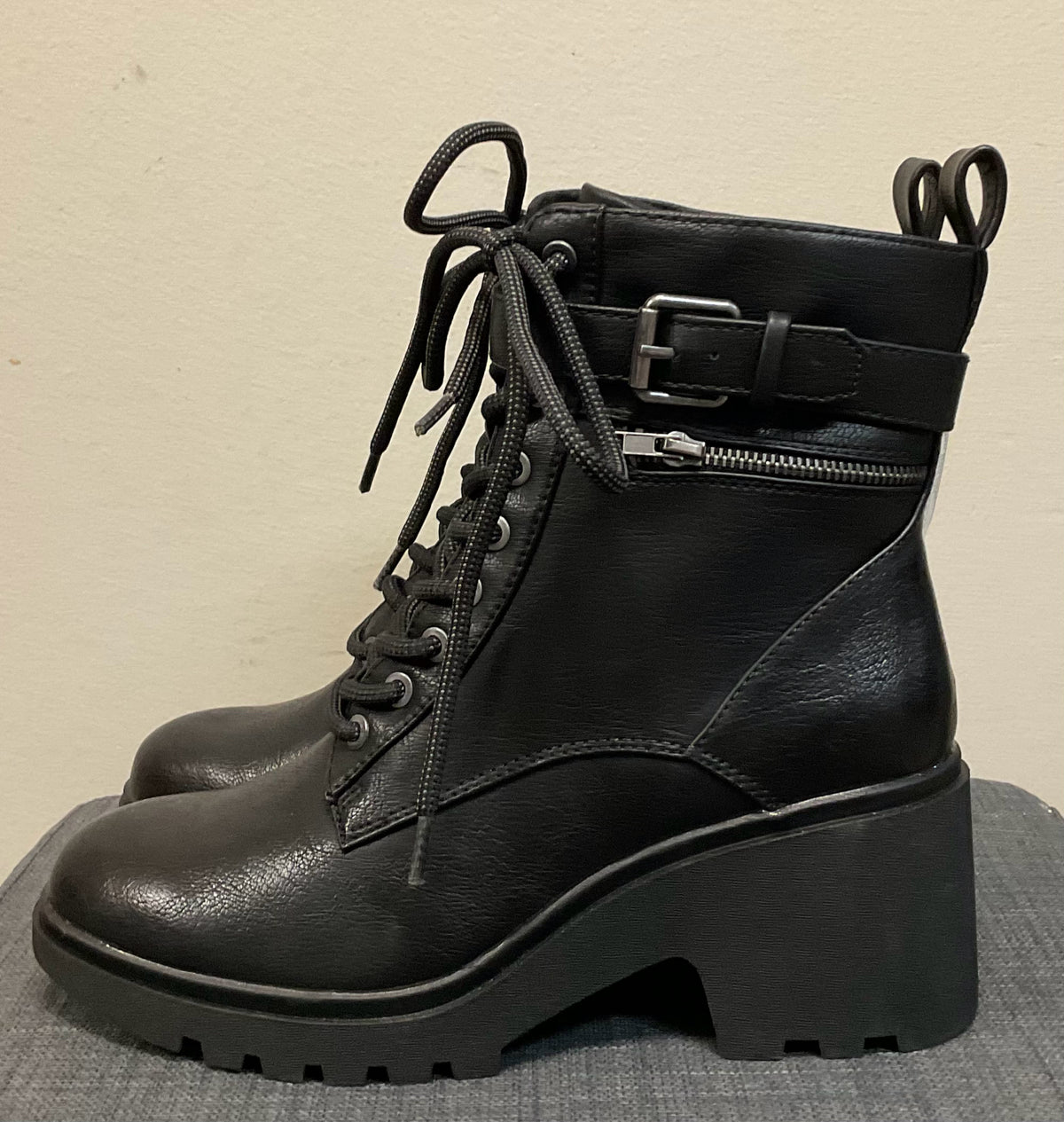 5.5 BARETRAPS Black Boots